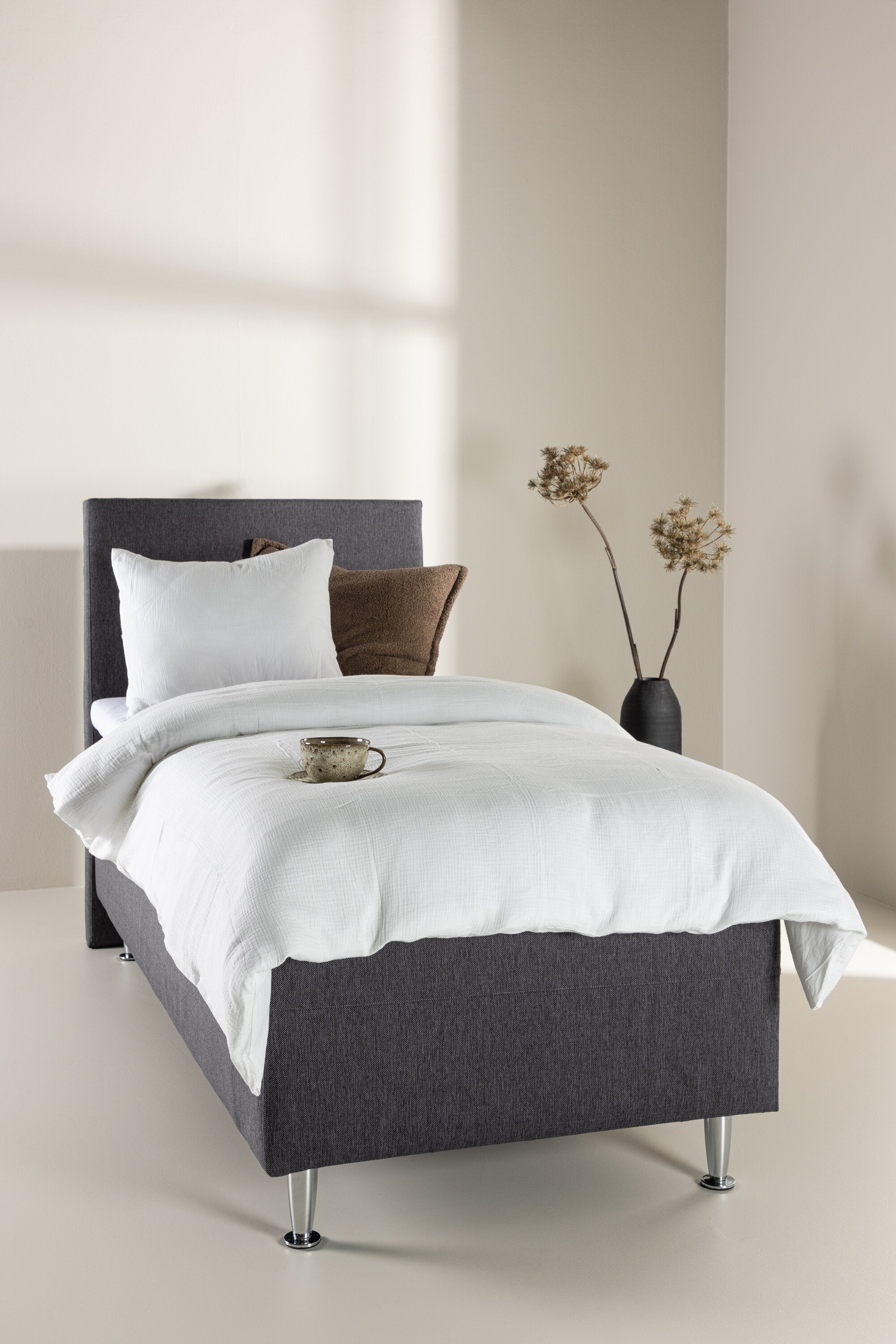 Bett Mesa in Dunkelgrau präsentiert im Onlineshop von KAQTU Design AG. Bett ist von Venture Home