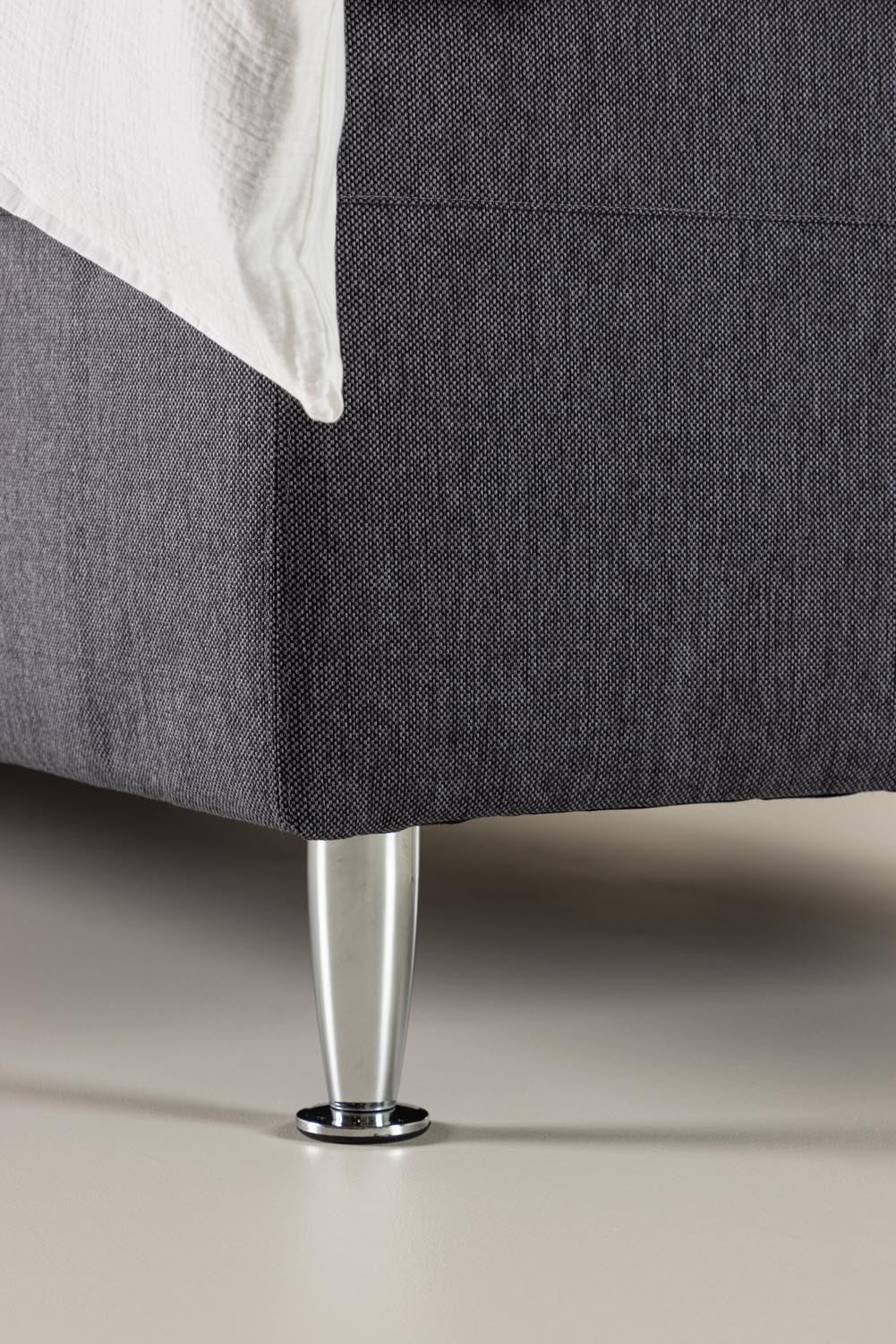Bett Mesa in Dunkelgrau präsentiert im Onlineshop von KAQTU Design AG. Bett ist von Venture Home
