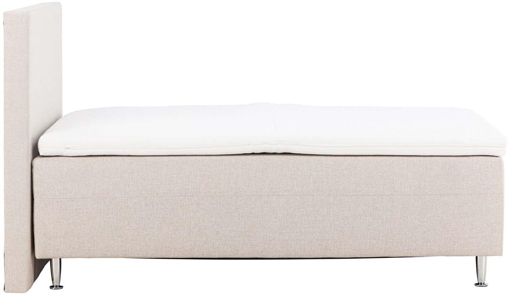 Das Bett Mesa von Venture Home vereint Qualität und Stil mit robusten Spanplatten, weicher Polsterung und funktionalem Kopfteil.