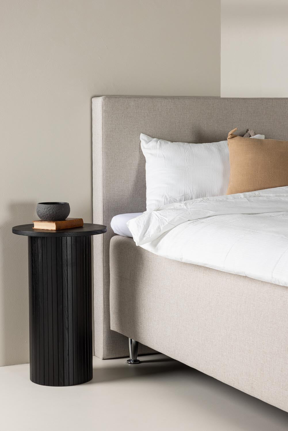 Bett Mesa in Beige präsentiert im Onlineshop von KAQTU Design AG. Bett ist von Venture Home