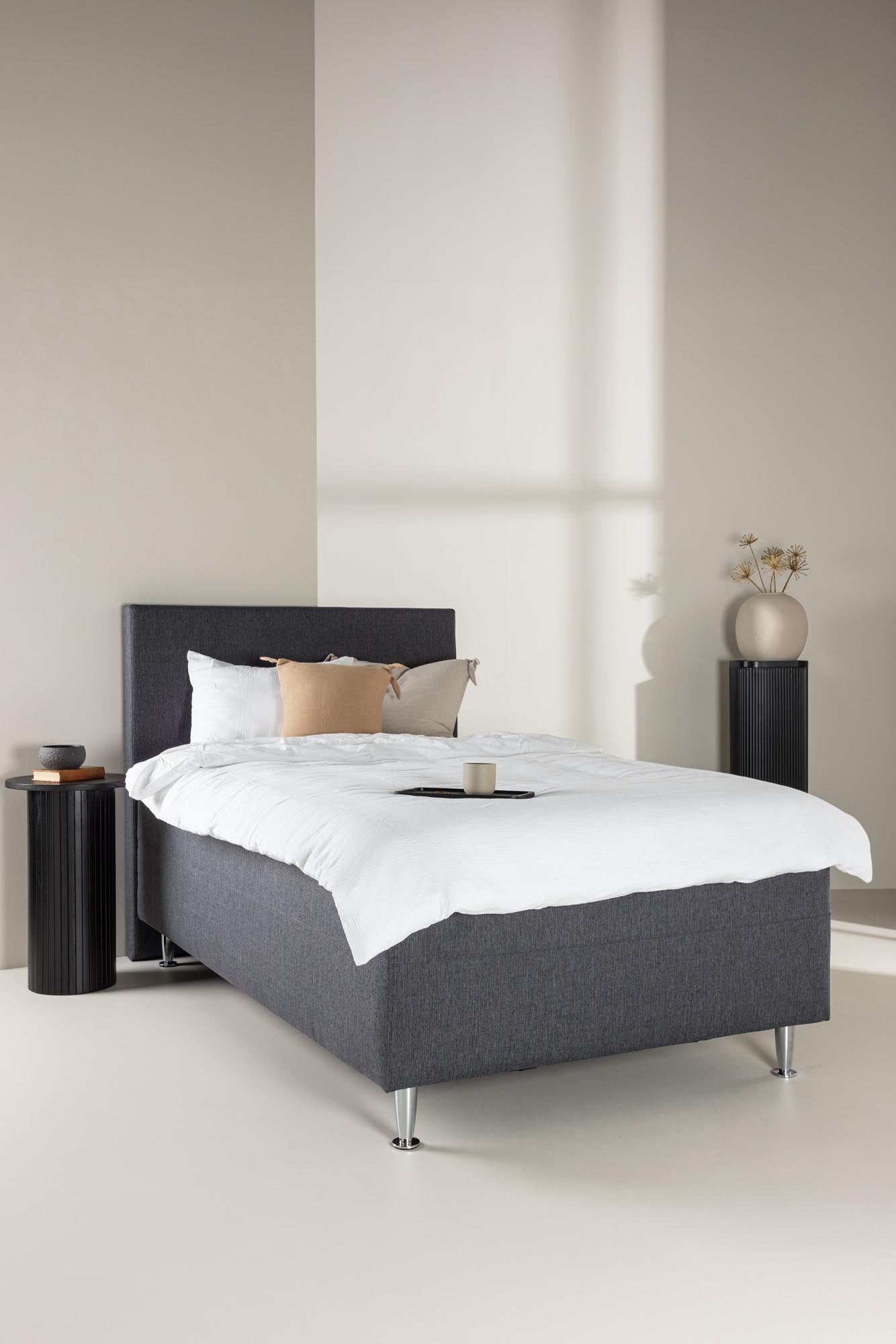 Bett Mesa von Venture Home: Modernes Design für erholsamen Schlaf.