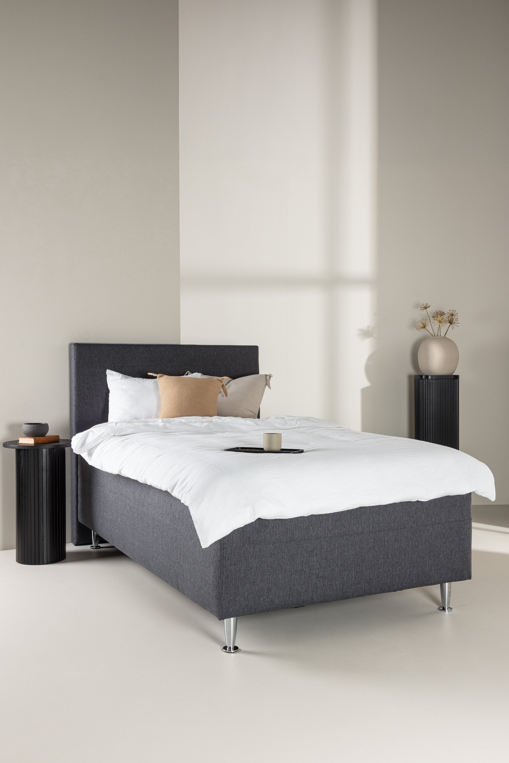 Bett Mesa in Dunkelgrau präsentiert im Onlineshop von KAQTU Design AG. Bett ist von Venture Home