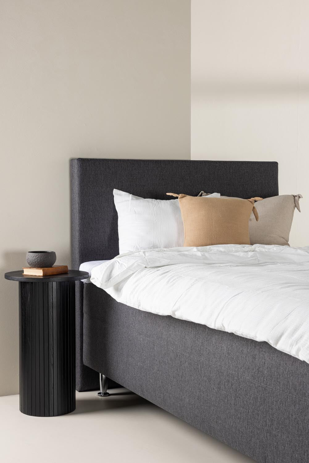 Bett Mesa in Dunkelgrau präsentiert im Onlineshop von KAQTU Design AG. Bett ist von Venture Home