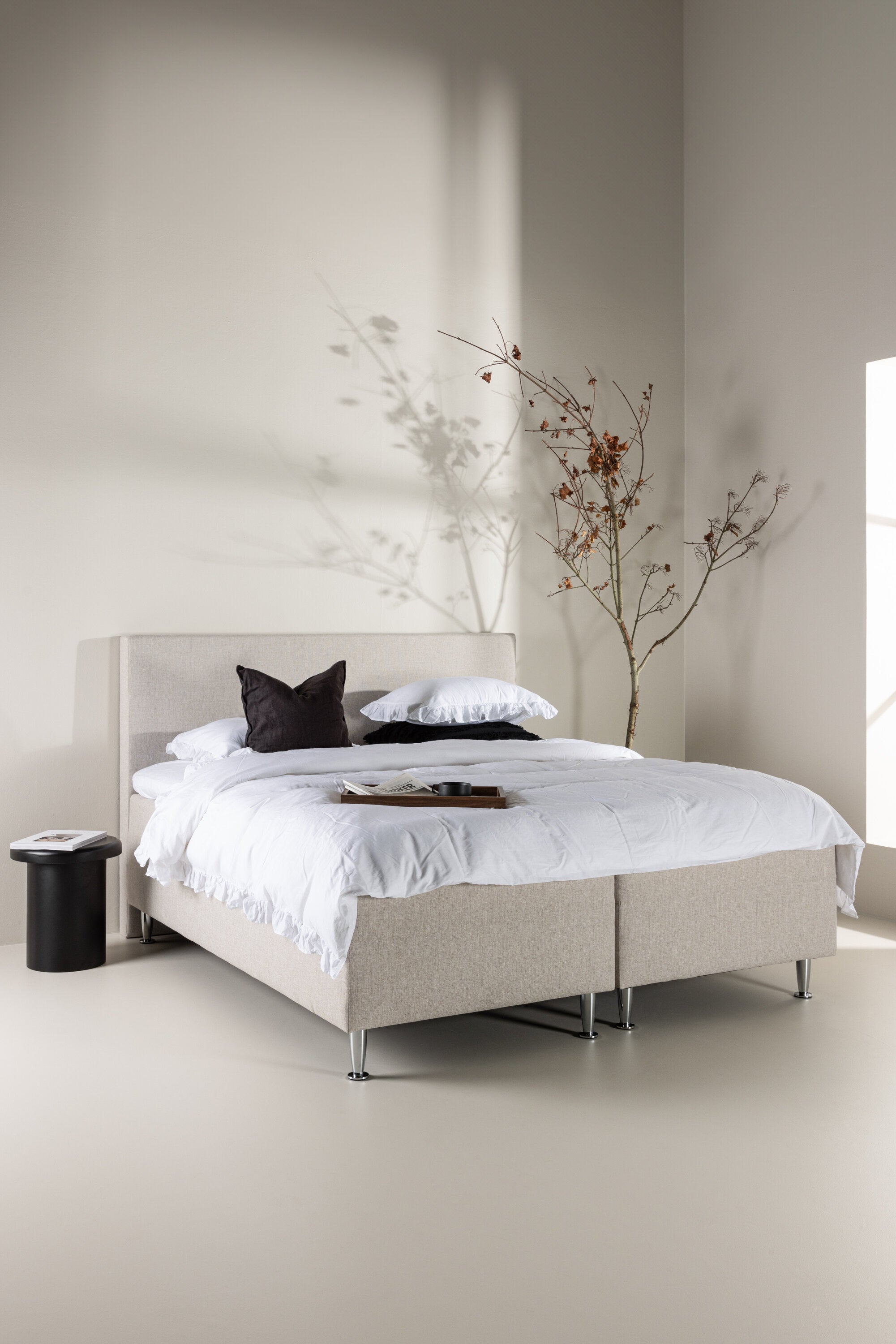 Bett Mesa in Beige präsentiert im Onlineshop von KAQTU Design AG. Bett ist von Venture Home