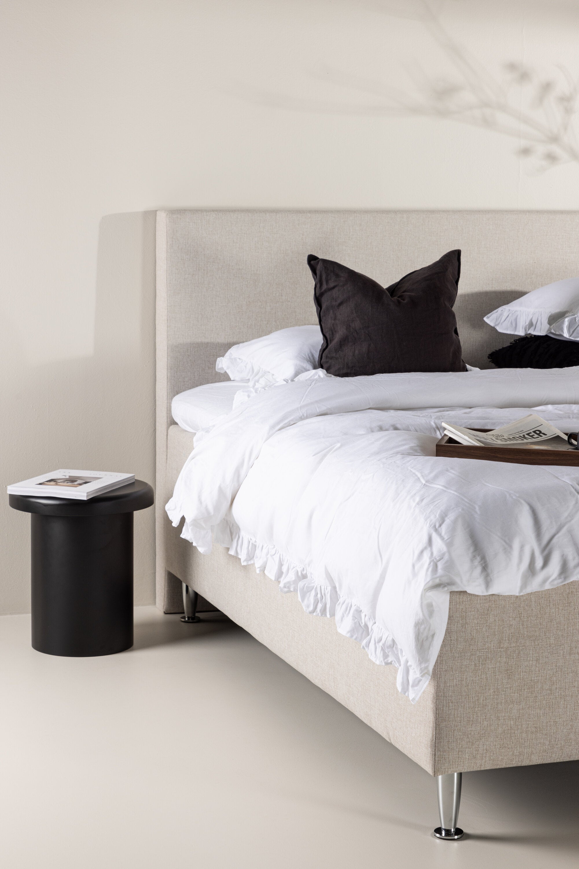 Bett Mesa in Beige präsentiert im Onlineshop von KAQTU Design AG. Bett ist von Venture Home