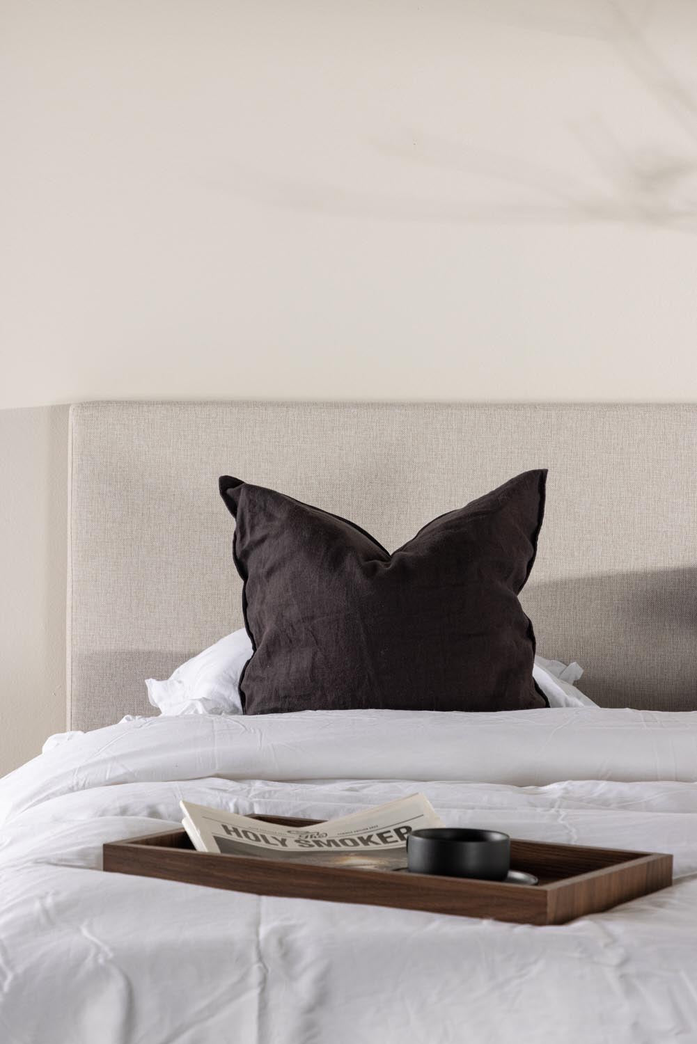 Bett Mesa in Beige präsentiert im Onlineshop von KAQTU Design AG. Bett ist von Venture Home