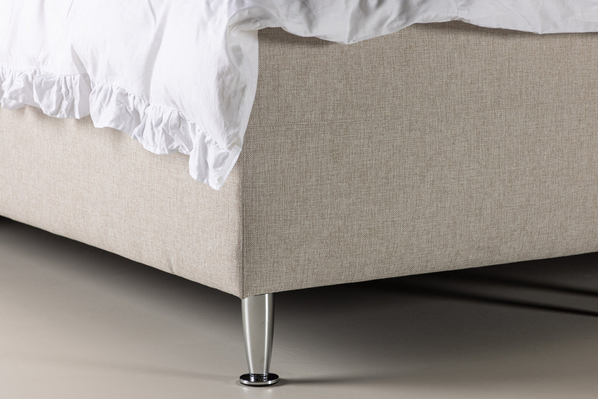 Bett Mesa in Beige präsentiert im Onlineshop von KAQTU Design AG. Bett ist von Venture Home