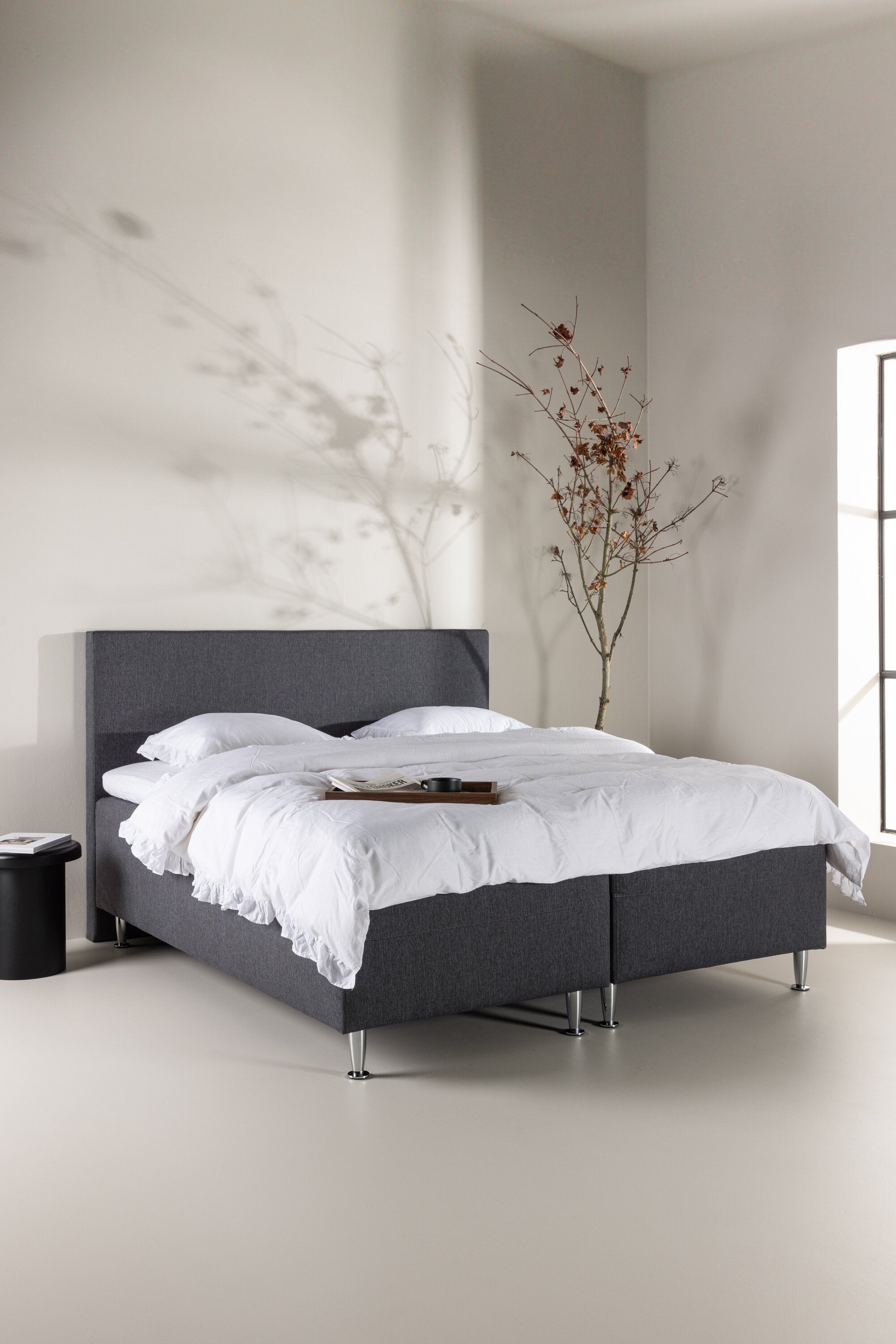 Bett Mesa in Dunkelgrau präsentiert im Onlineshop von KAQTU Design AG. Bett ist von Venture Home