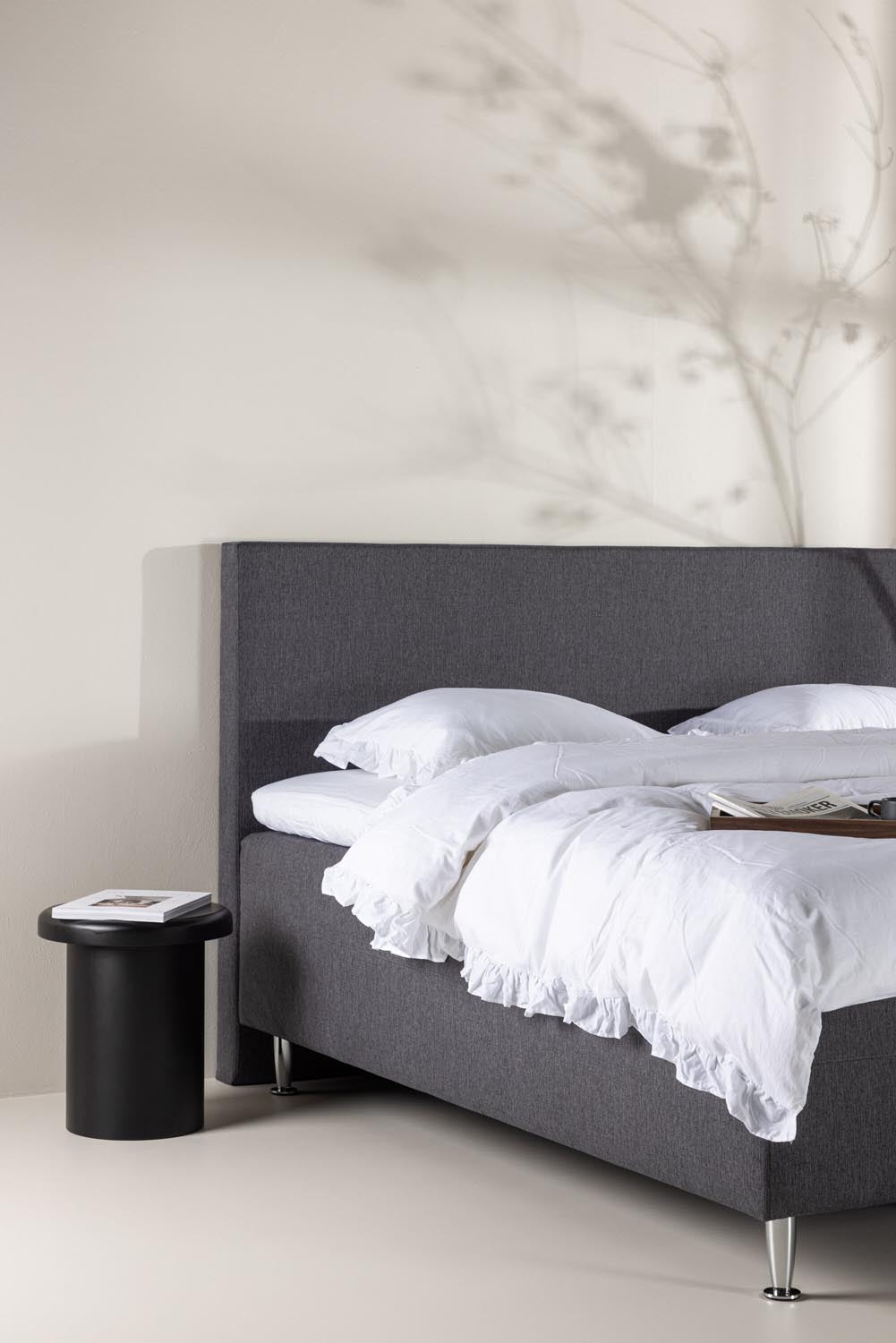 Bett Mesa in Dunkelgrau präsentiert im Onlineshop von KAQTU Design AG. Bett ist von Venture Home