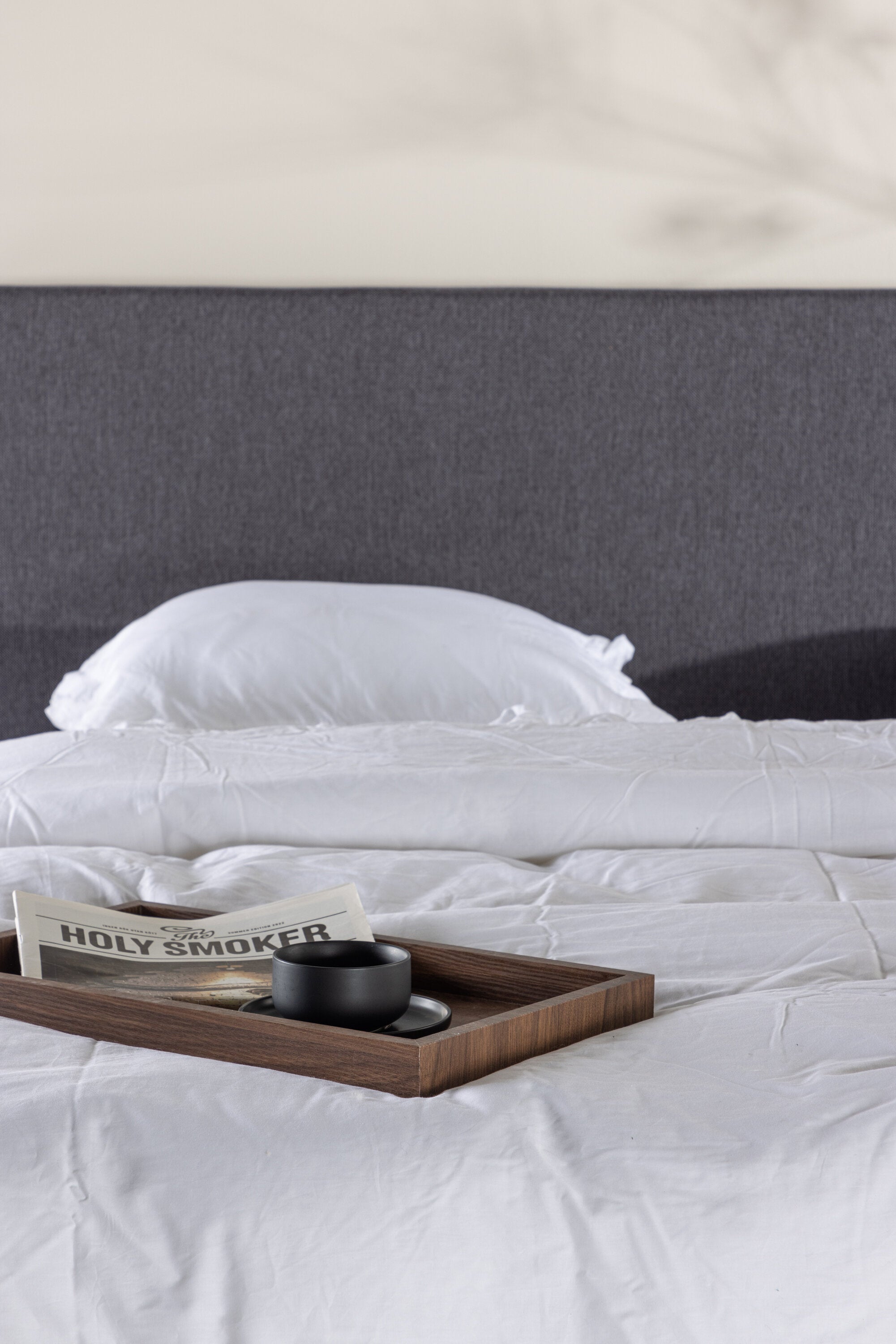 Bett Mesa in Dunkelgrau präsentiert im Onlineshop von KAQTU Design AG. Bett ist von Venture Home
