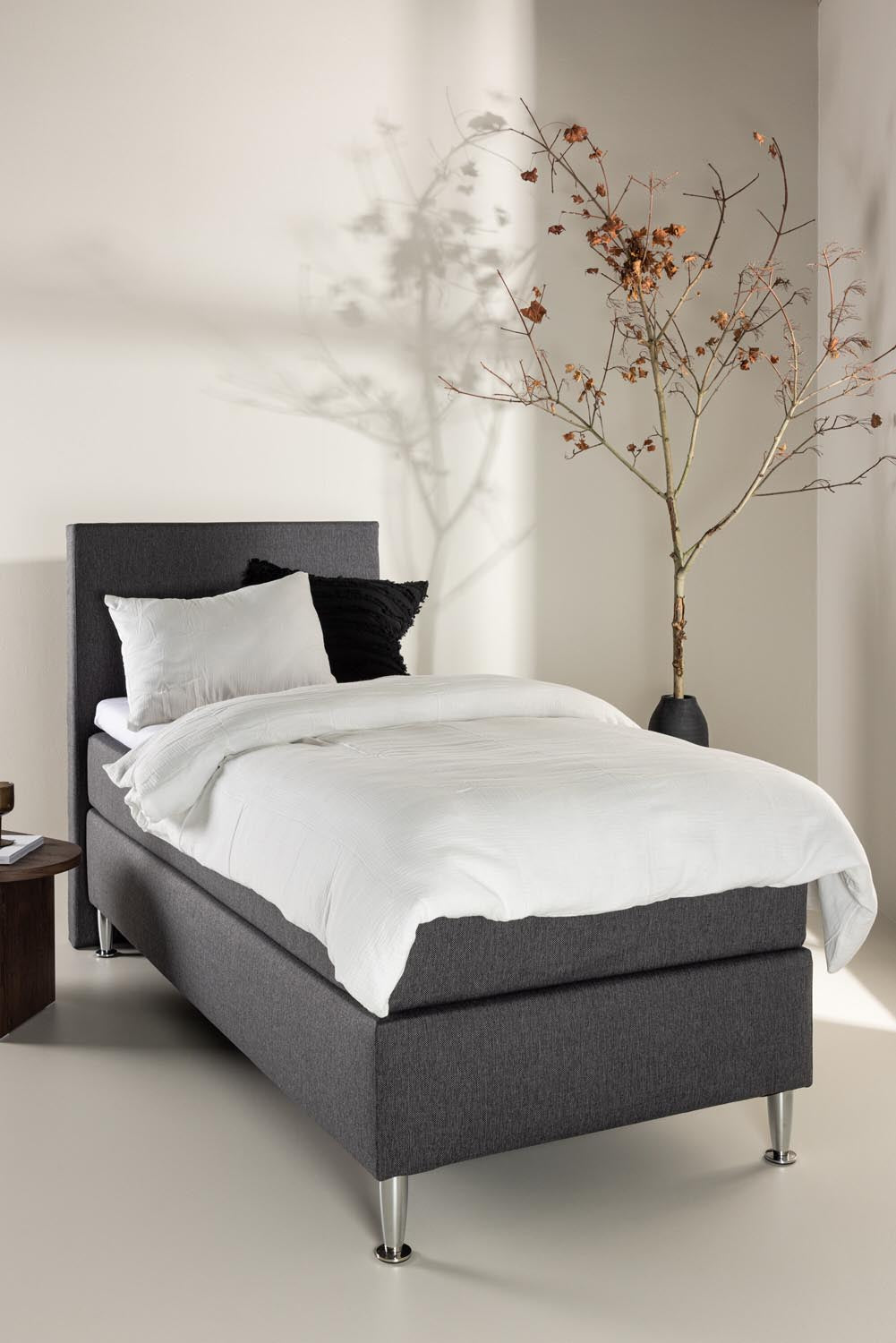 Bett Toledo in Dunkelgrau präsentiert im Onlineshop von KAQTU Design AG. Bett ist von Venture Home