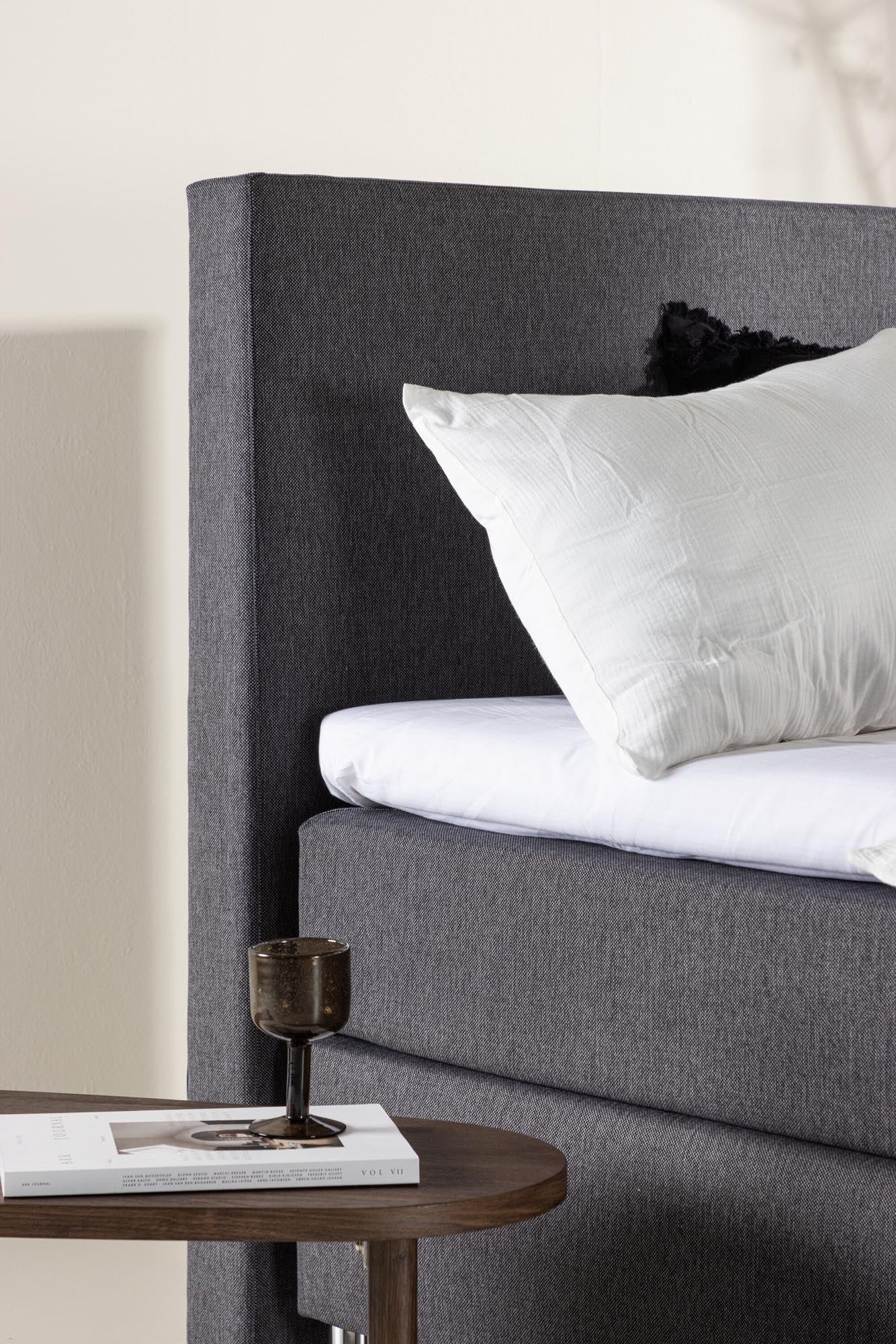 Entdecken Sie das elegante Bett Toledo von Venture Home: Hochwertige Materialien, stilvolles Design und optimaler Schlafkomfort für Ihr Schlafzimmer.