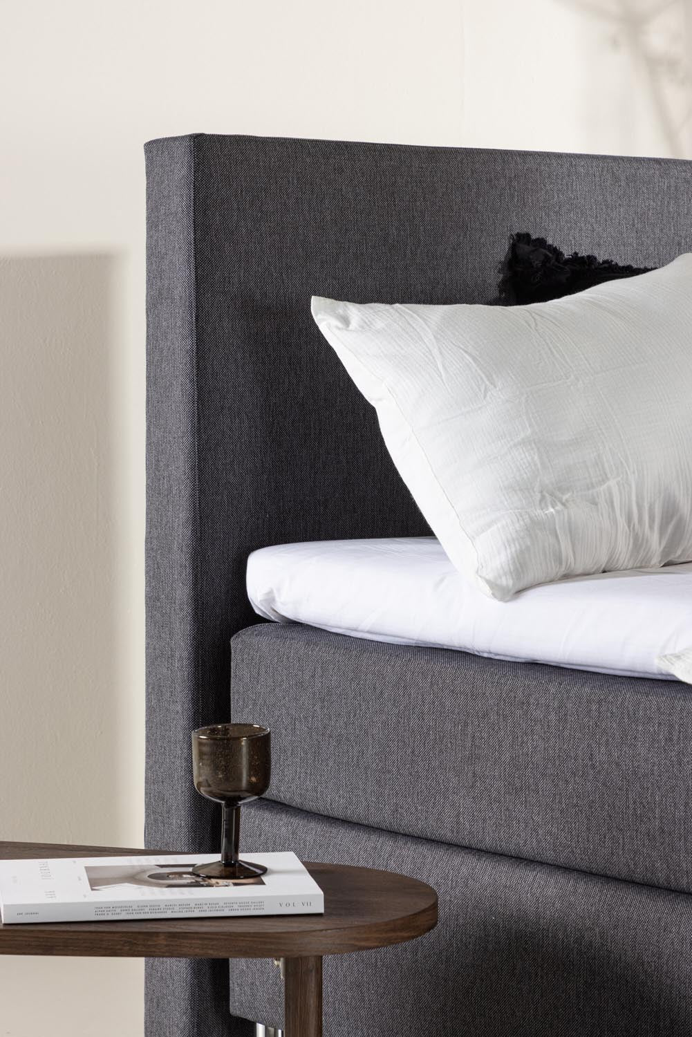 Bett Toledo in Dunkelgrau präsentiert im Onlineshop von KAQTU Design AG. Bett ist von Venture Home