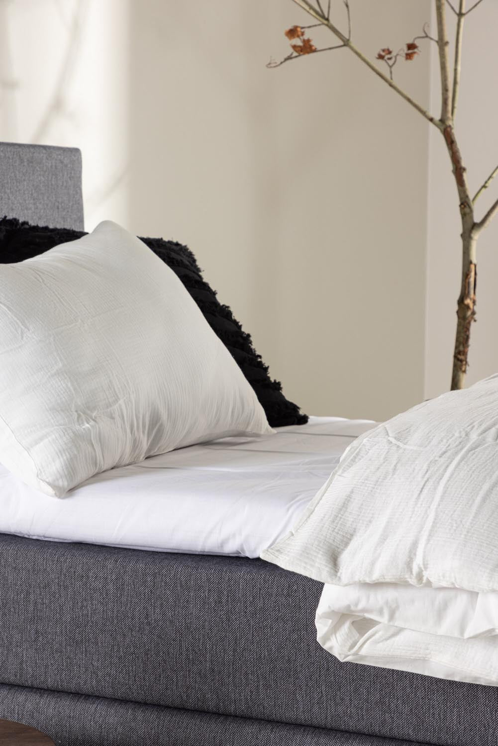 Bett Toledo in Dunkelgrau präsentiert im Onlineshop von KAQTU Design AG. Bett ist von Venture Home