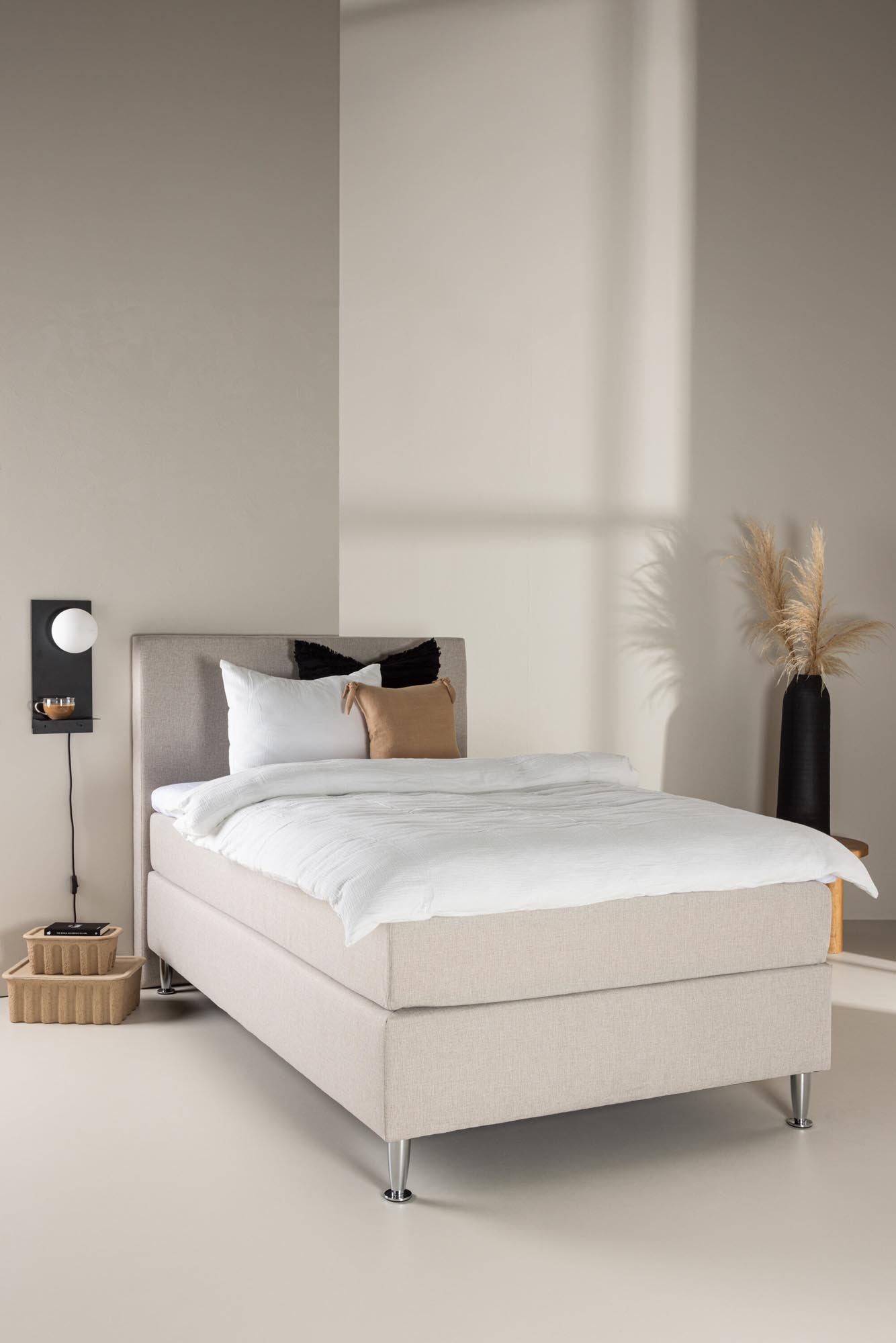 Entdecken Sie das Bett Toledo von Venture Home: Stilvolles Design, hochwertige Materialien und optimaler Schlafkomfort in elegantem Beige.