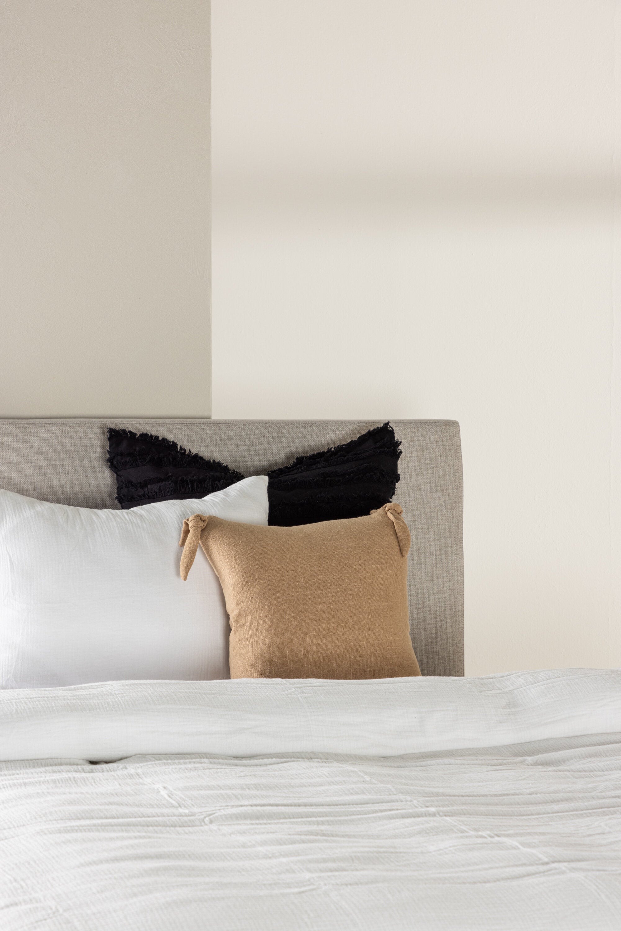 Bett Toledo in Beige präsentiert im Onlineshop von KAQTU Design AG. Bett ist von Venture Home