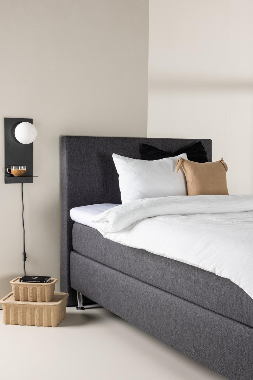 Bett Toledo in Dunkelgrau präsentiert im Onlineshop von KAQTU Design AG. Bett ist von Venture Home