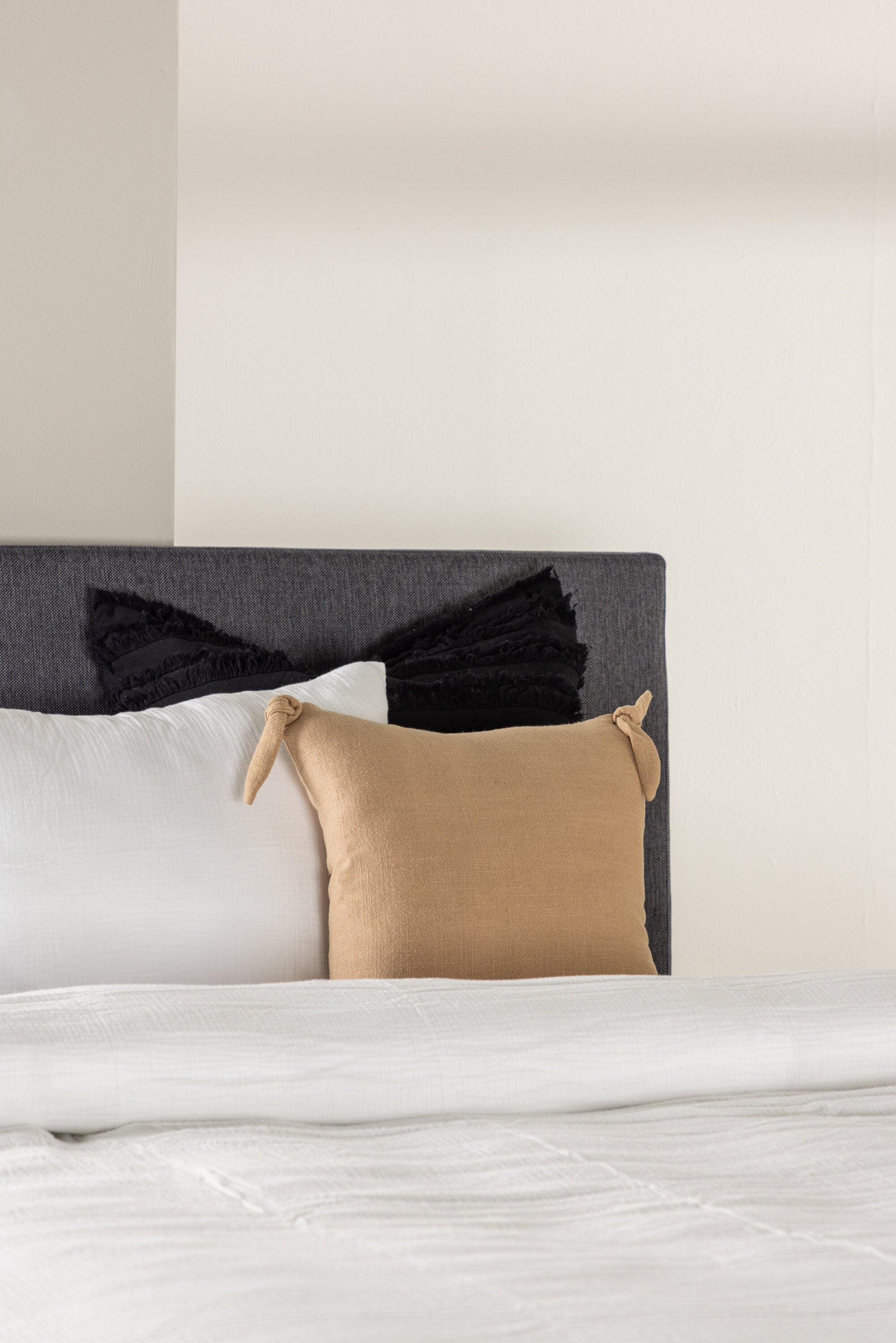 Bett Toledo in Dunkelgrau präsentiert im Onlineshop von KAQTU Design AG. Bett ist von Venture Home