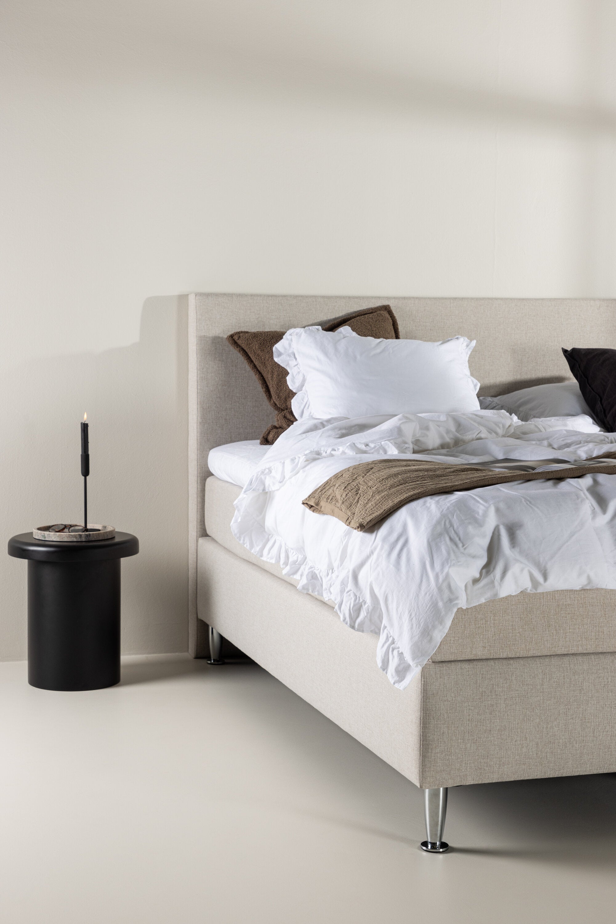 Bett Toledo in Beige präsentiert im Onlineshop von KAQTU Design AG. Bett ist von Venture Home