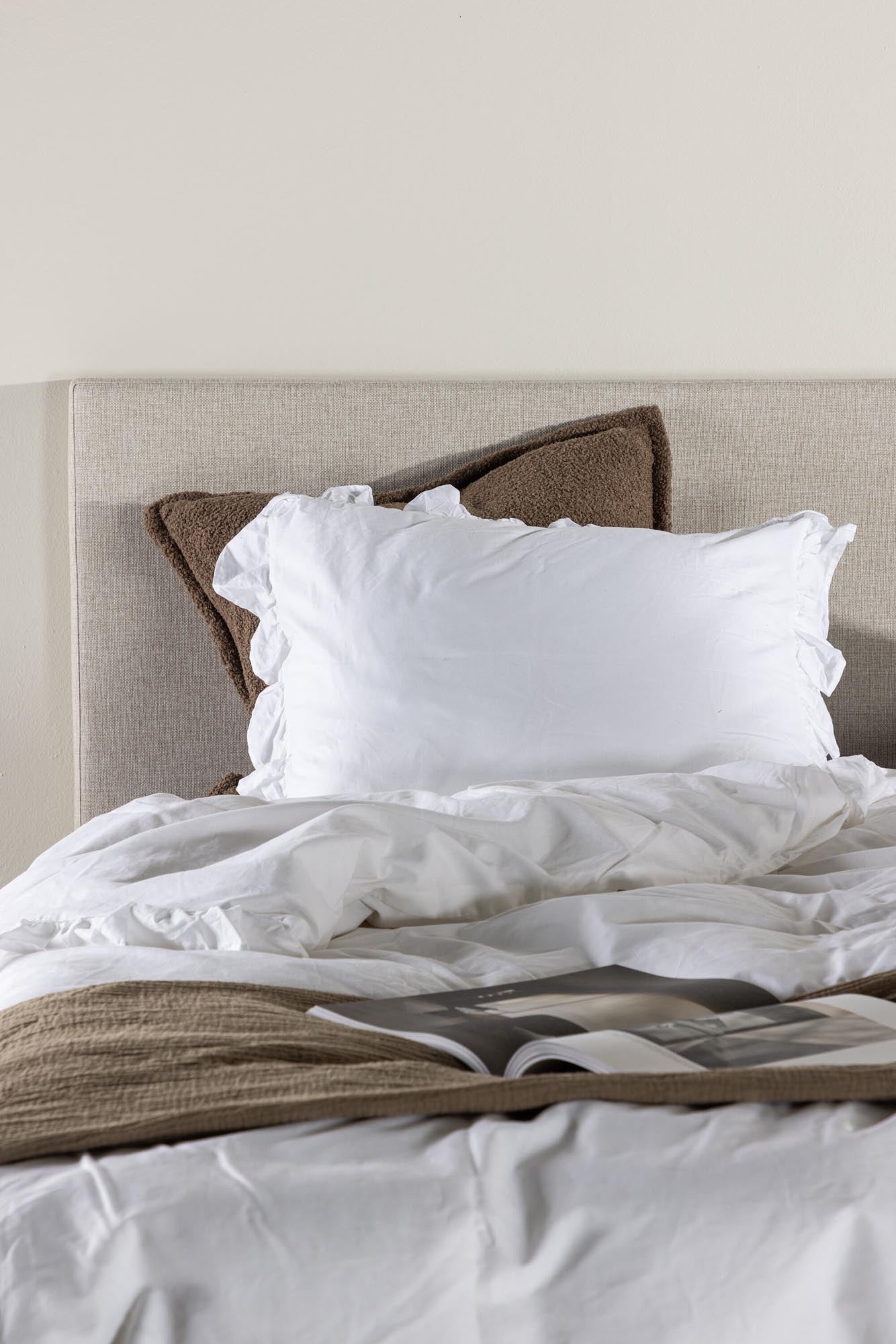 Erleben Sie das Bett Toledo von Venture Home: Robust, stilvoll und komfortabel. Perfekte Kombination aus Qualität und Design für erholsame Nächte.