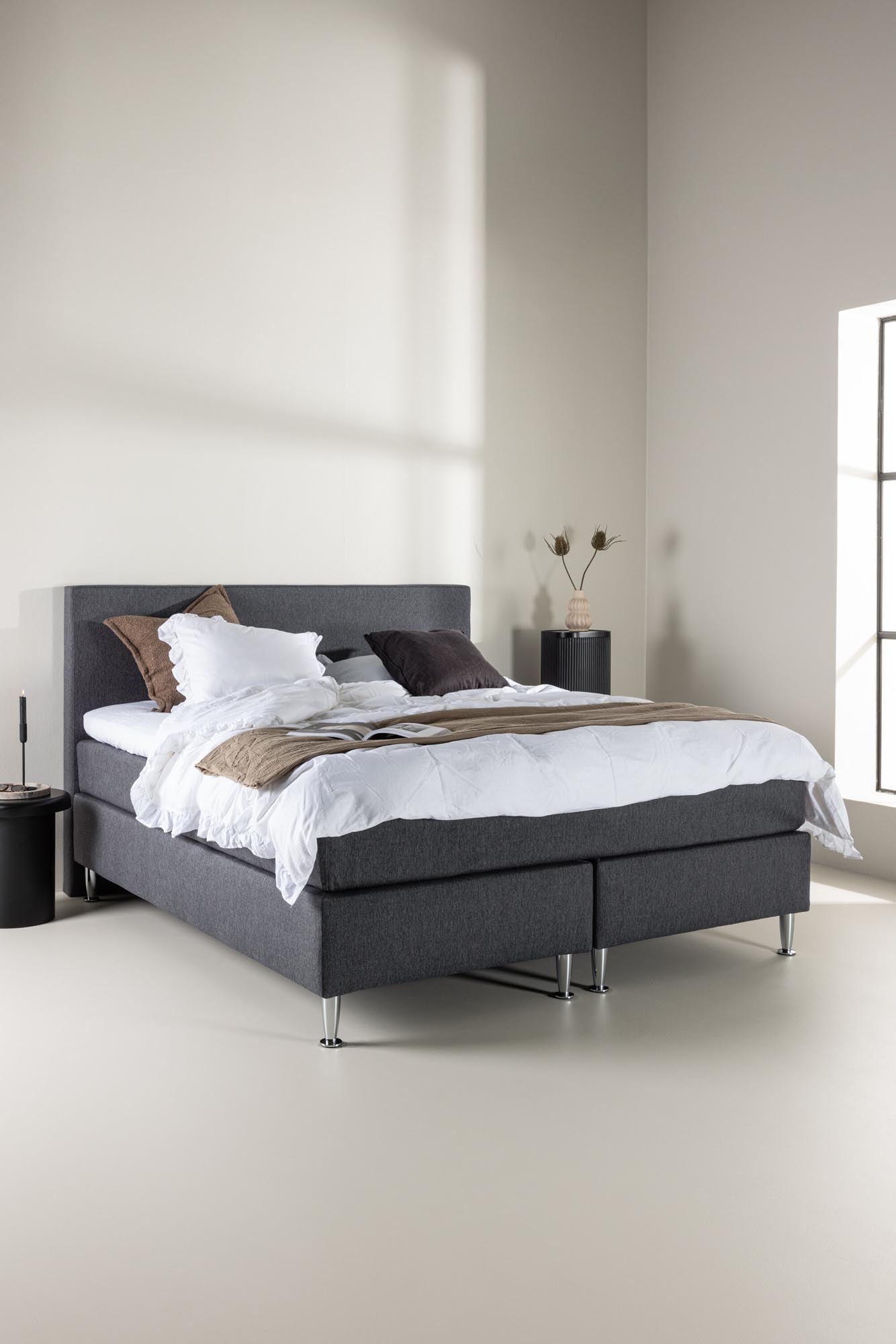 Entdecken Sie das Bett Toledo von Venture Home: Stilvolles Design, hochwertige Materialien und optimaler Schlafkomfort in elegantem Beige.