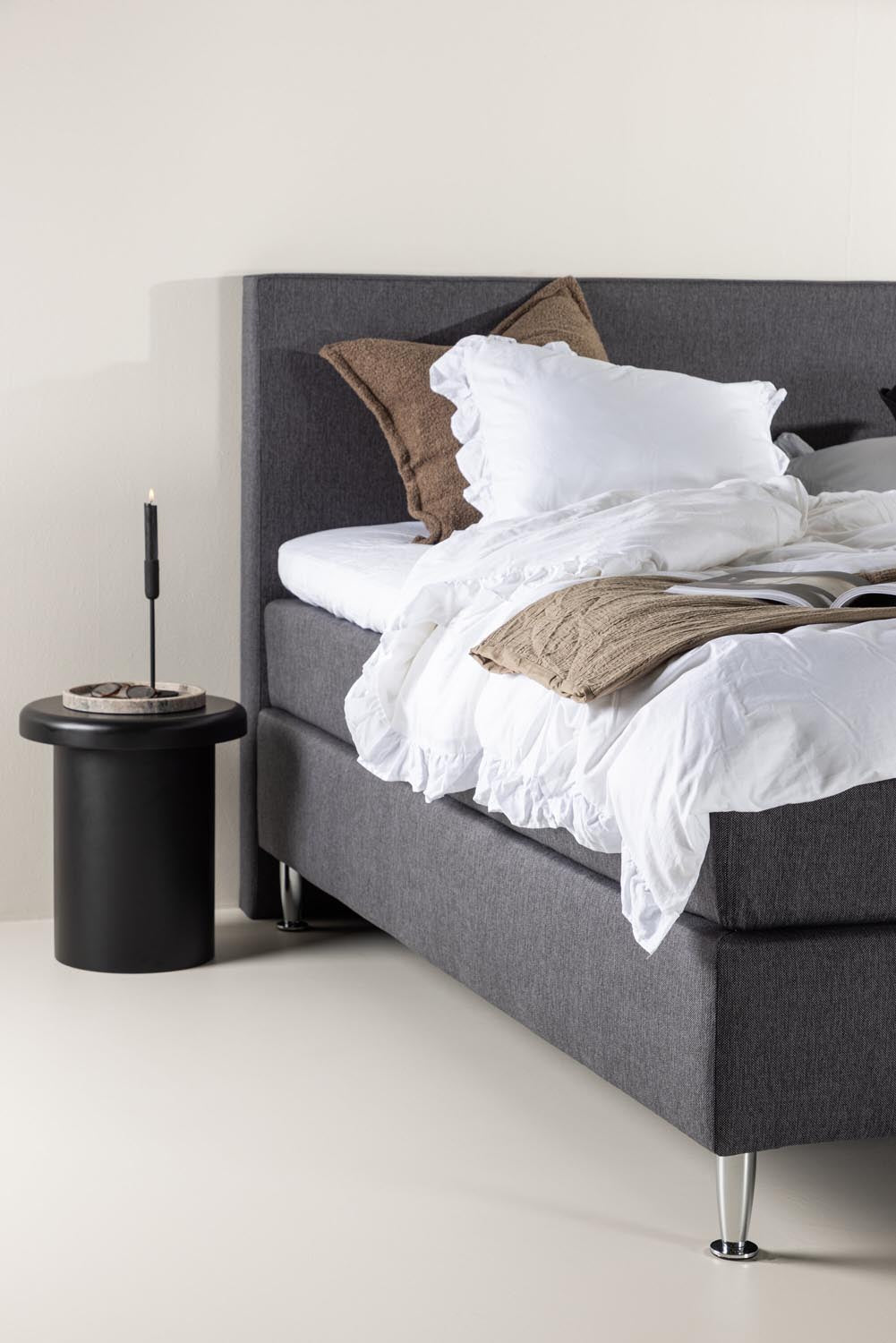 Bett Toledo in Dunkelgrau präsentiert im Onlineshop von KAQTU Design AG. Bett ist von Venture Home
