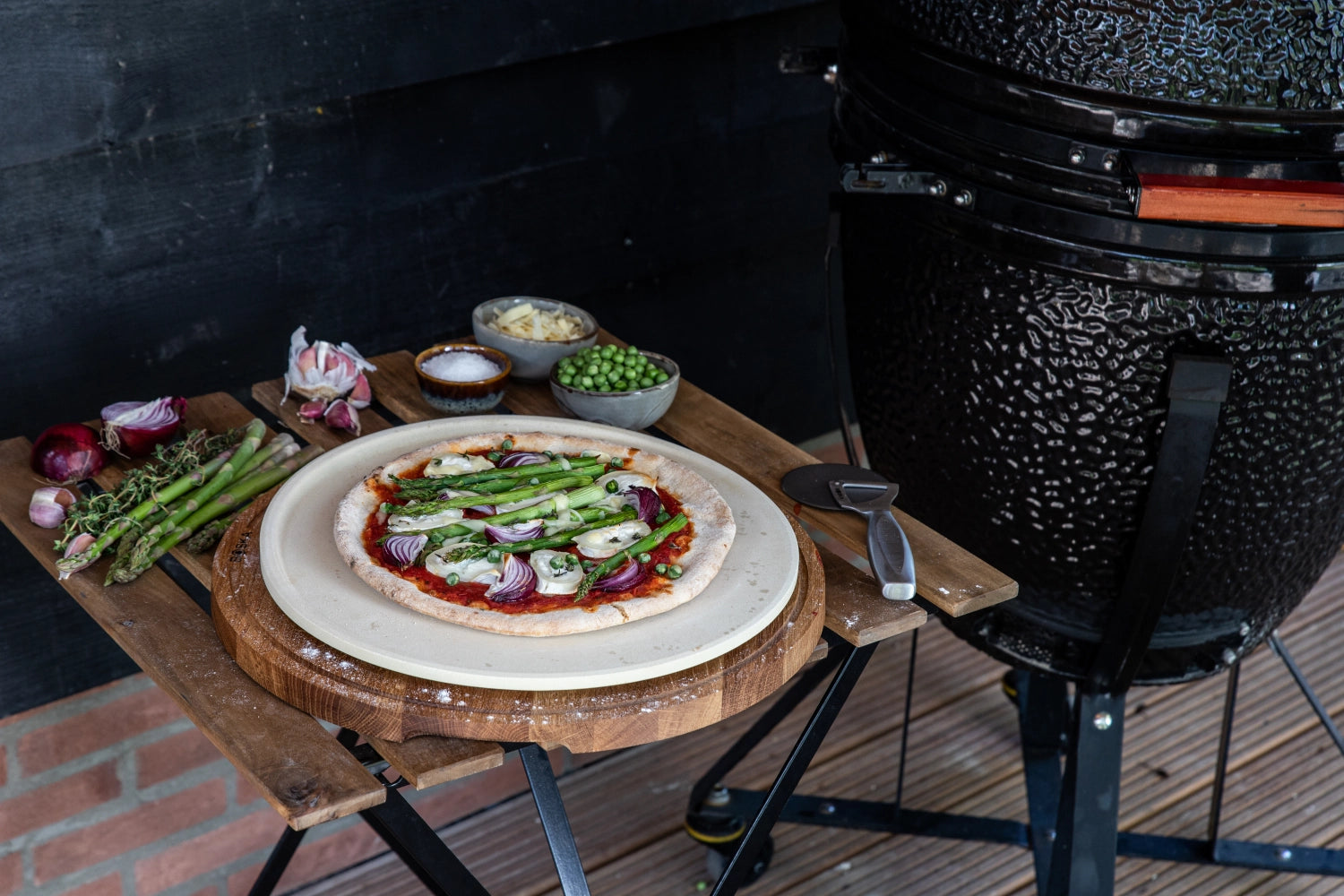 Elegantes Monaco+ Pizzarad von Boska, ideal für perfekte Pizzastücke. Ergonomisches Design und scharfe Klinge für müheloses Schneiden.