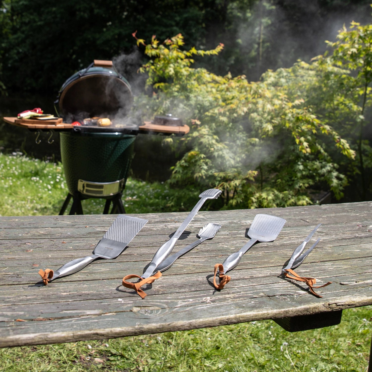 Hochwertiges 2-teiliges Grillzubehör von Boska, ideal für Grillliebhaber. Robuste Edelstahl-Grillzange und Wender für müheloses Grillen.