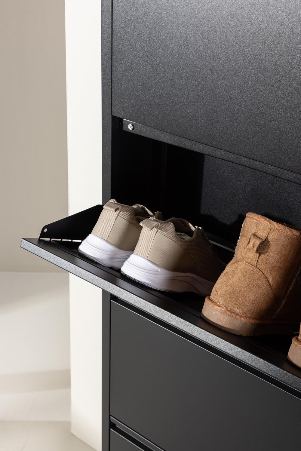 Ushuaia Kabinett in Schwarz präsentiert im Onlineshop von KAQTU Design AG. Schuhregal ist von Venture Home