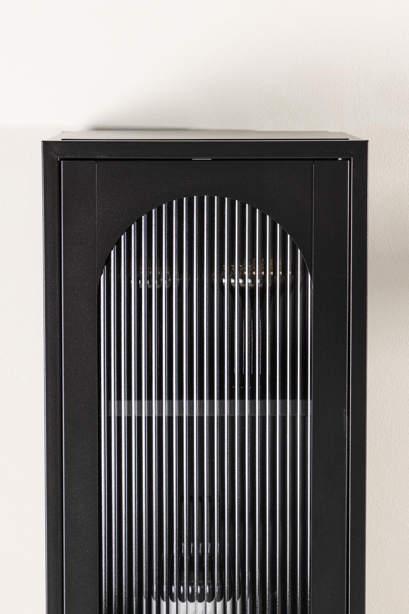 Stilvolles Cali Kabinett von Venture Home für zeitlose Eleganz.