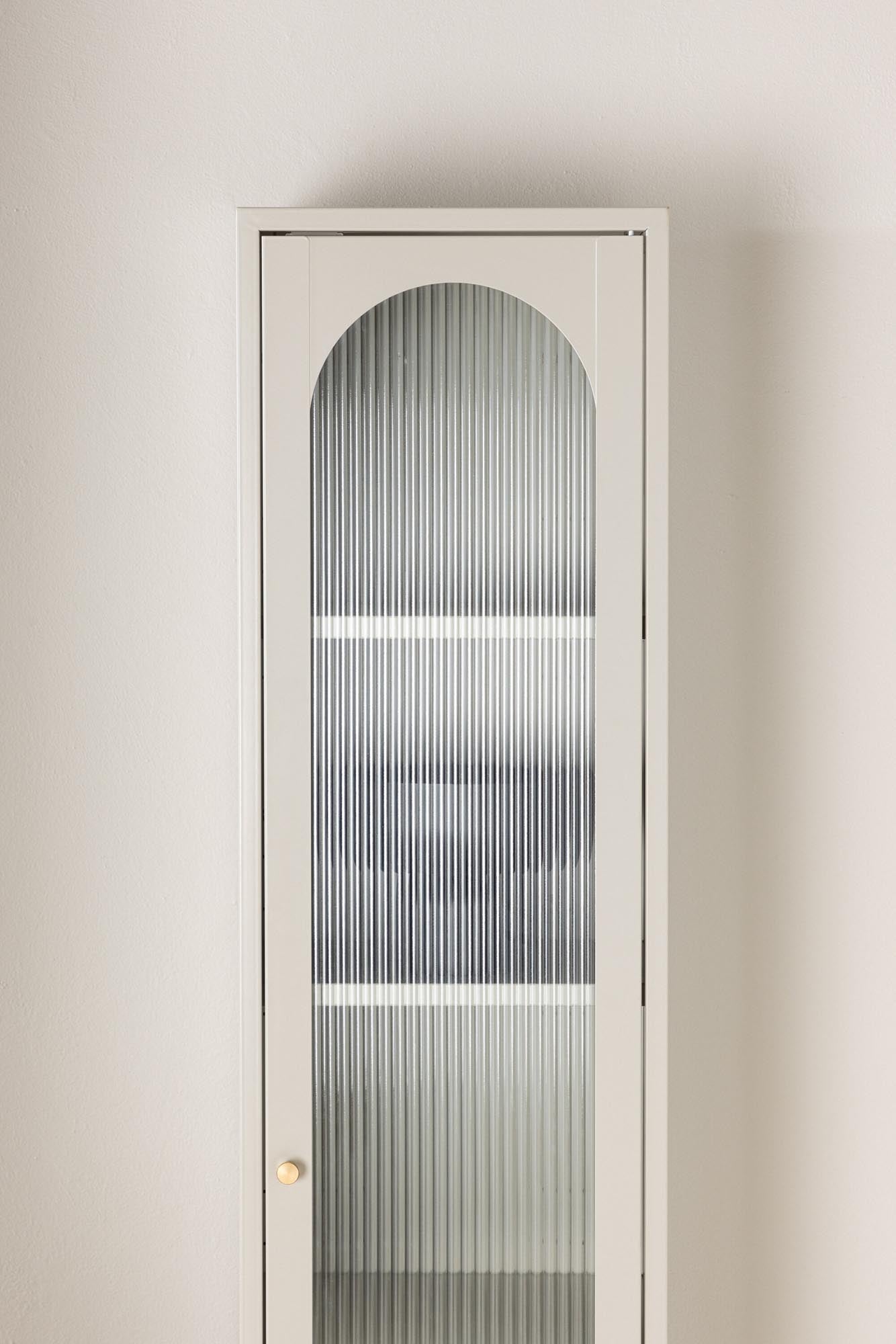 Elegantes Cali Kabinett von Venture Home für modernen Stauraum.