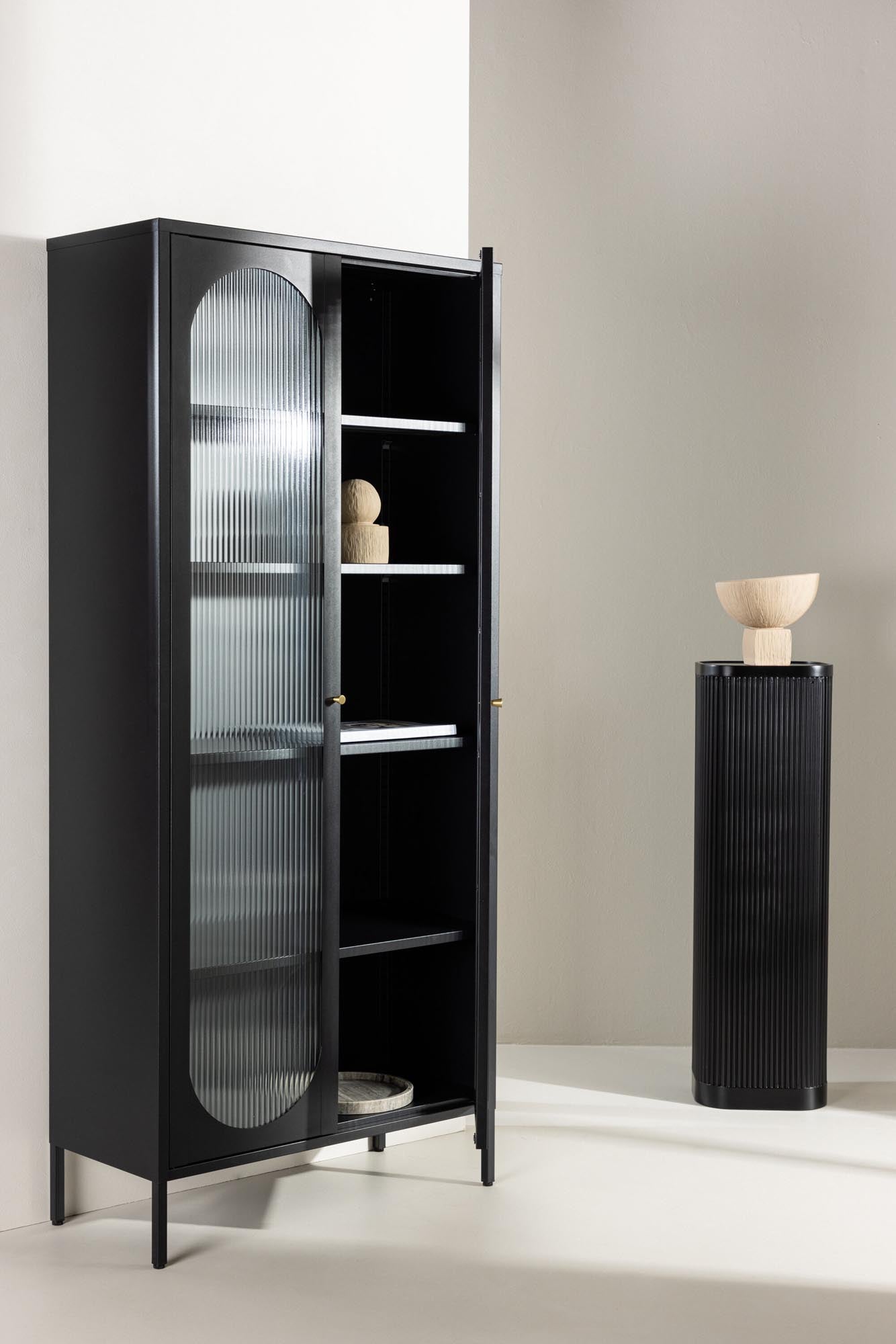 Das Lima Kabinett von Venture Home vereint modernes Design mit Funktionalität. Stilvoller Stahlschrank mit eleganten Glaseinsätzen für jedes Zuhause.