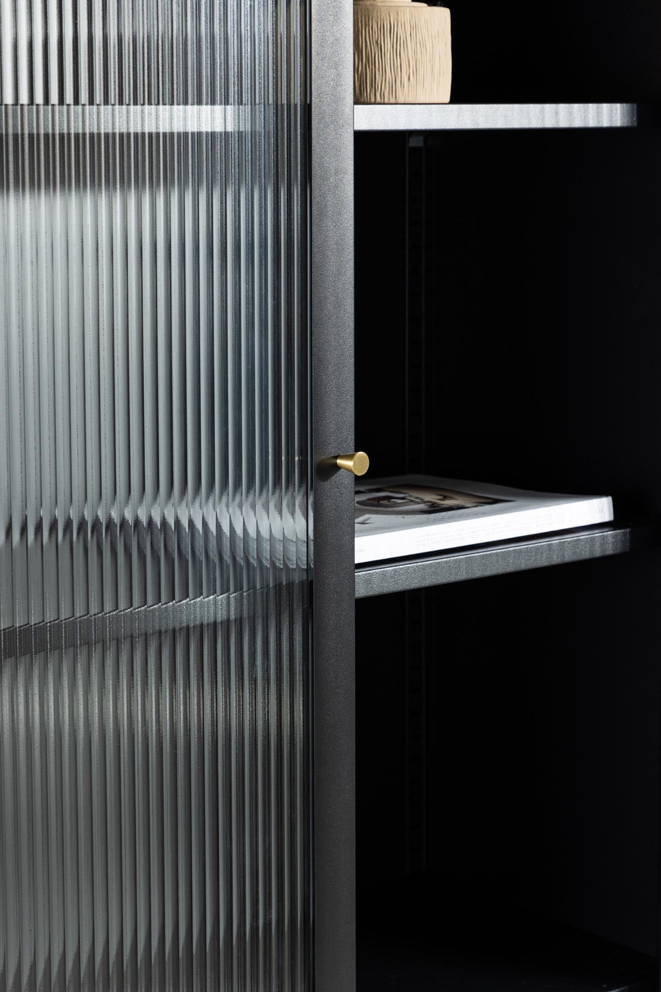 Das Lima Kabinett von Venture Home vereint modernes Design mit eleganten Glaselementen und bietet stilvollen Stauraum für jedes Zuhause.