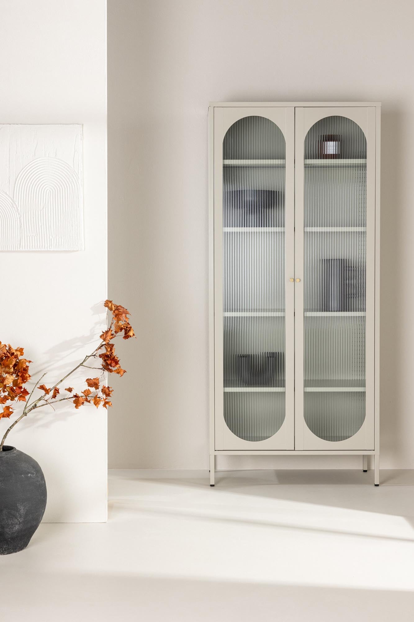 Entdecke das elegante Lima Kabinett von Venture Home – ein stilvoller Stahlschrank mit gewelltem Glas, perfekt für jeden Raum.