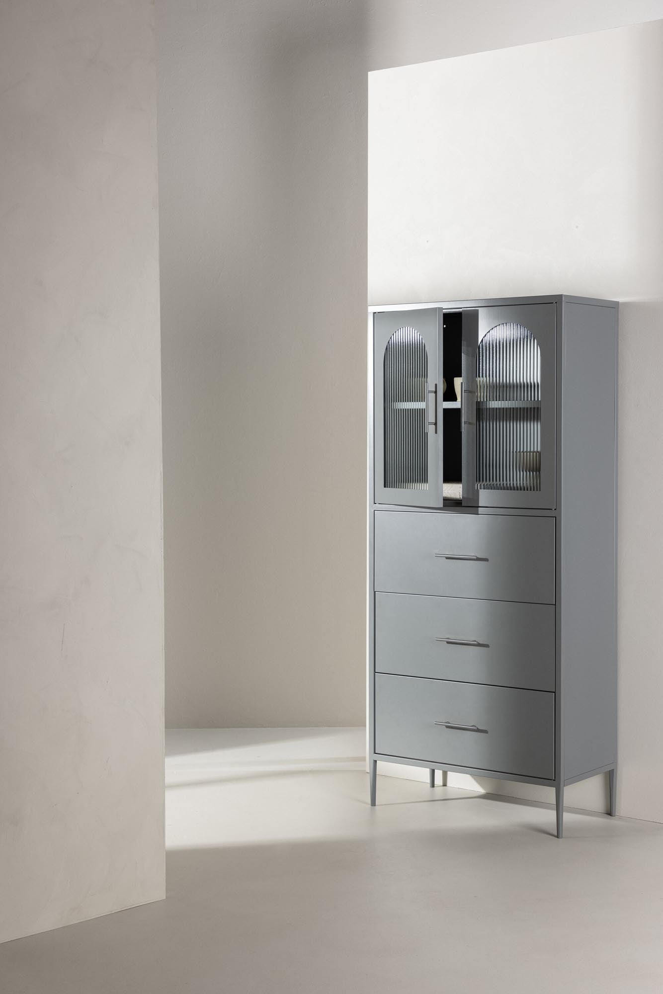 Kabinett La Paz: Eleganter Aufbewahrungsschrank aus Stahl mit Glastüren und luxuriösen Details für ein organisiertes Zuhause.