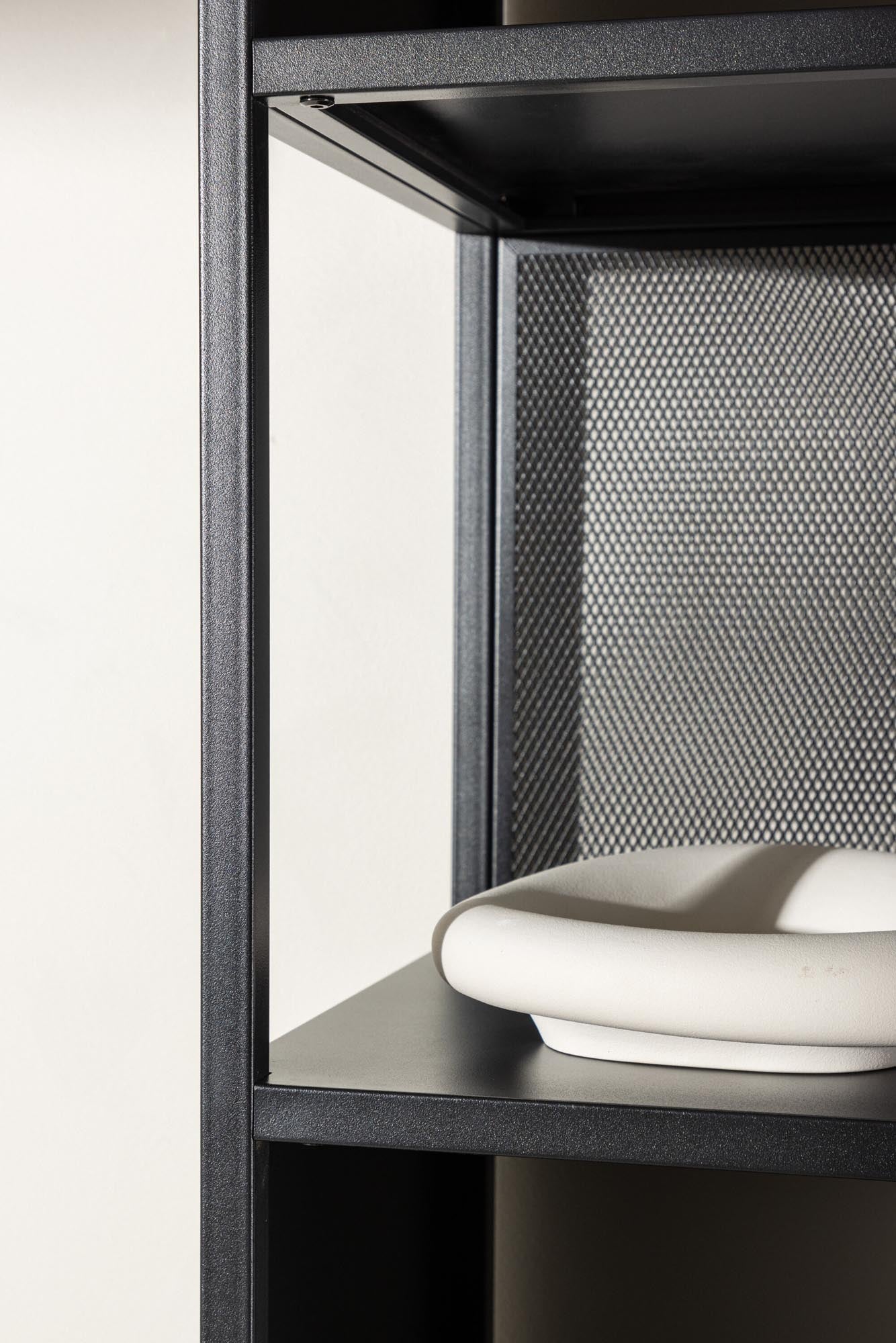 Elegantes Buenos Aires Regal von Venture Home: Robust, stilvoll und vielseitig für jeden Raum. Perfekt für Bücher und Deko!