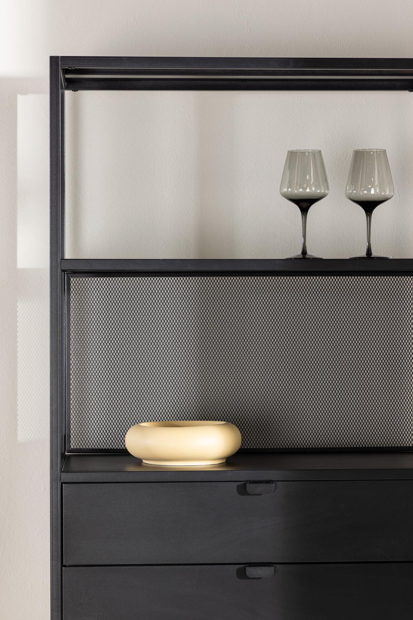 Santiago Kommode von Venture Home: Elegantes Möbelstück aus robustem Stahl mit offenen Regalen und praktischen Schubladen für stilvolle Aufbewahrung.