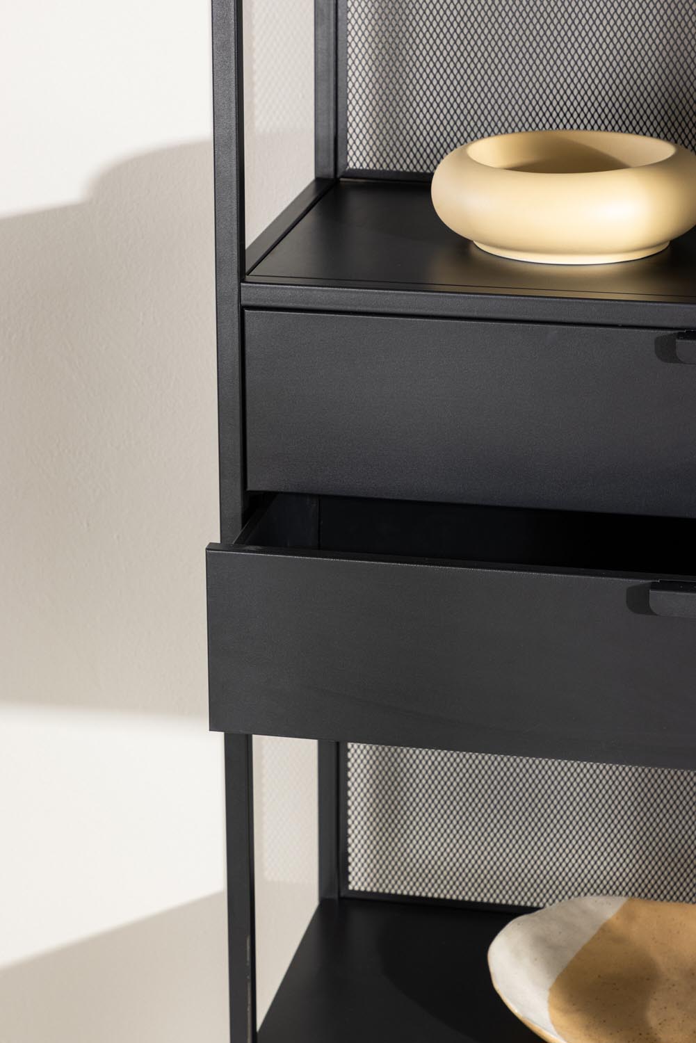 Santiago Kommode in Schwarz präsentiert im Onlineshop von KAQTU Design AG. Standregal ist von Venture Home