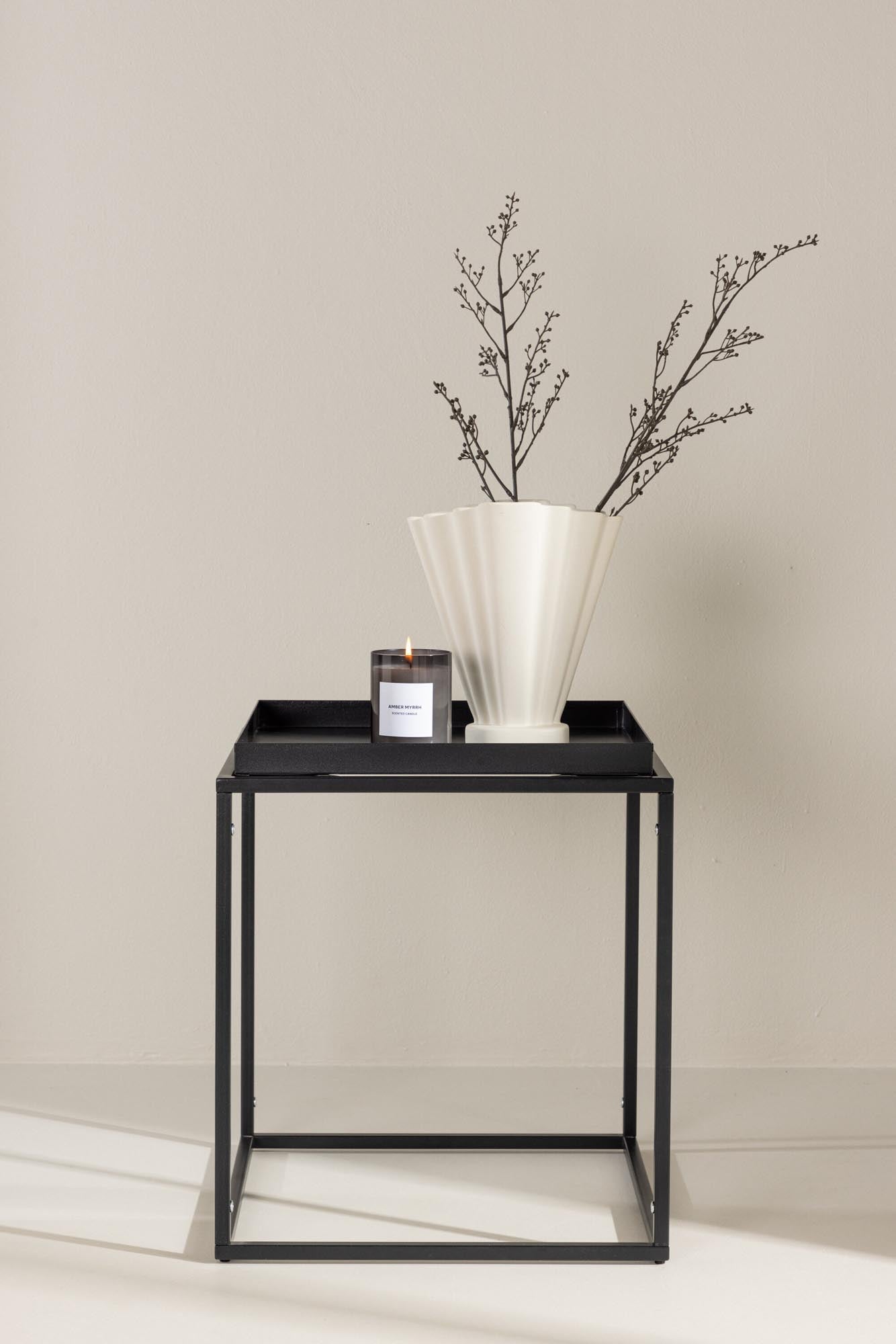 Porto Beistelltisch: Zeitloses Design trifft auf funktionale Ästhetik.