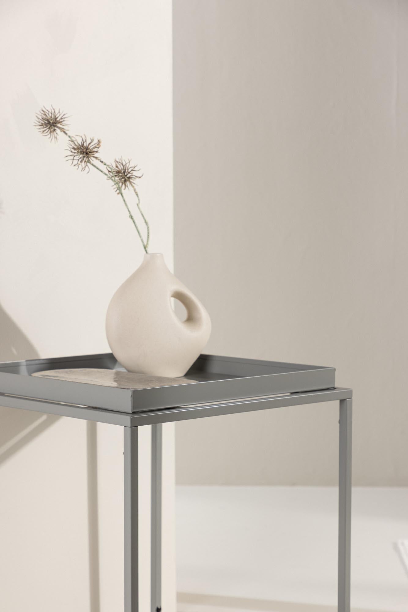 Stilvoller Porto Beistelltisch von Venture Home: Robuste Bauweise, pflegeleichte Oberfläche und vielseitige Nutzung für jeden Raum.