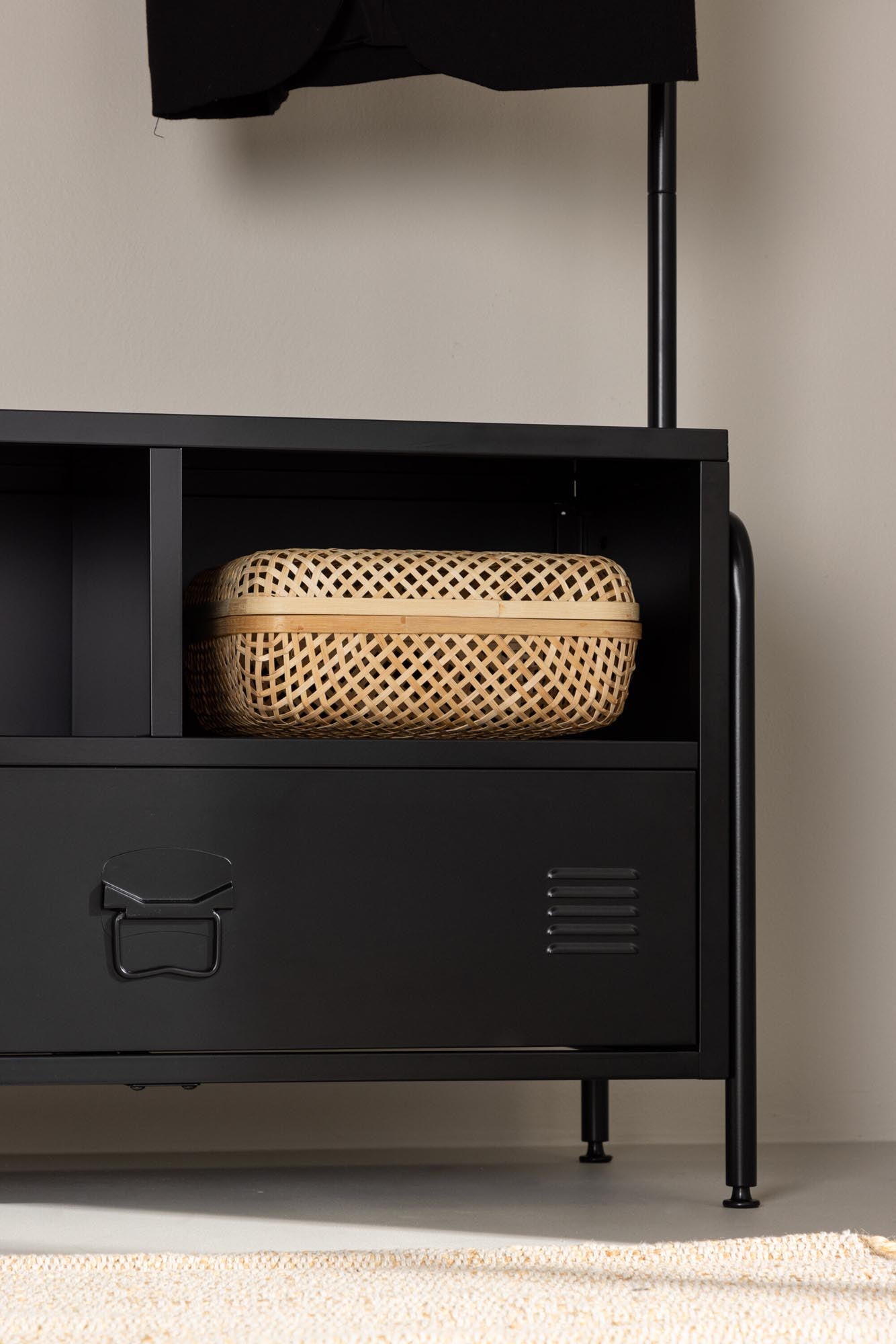 Erleben Sie den Quito Aufhänger von Venture Home: Ein eleganter Kleiderständer aus robustem Stahl, der Ordnung und skandinavischen Stil in Ihr Zuhause bringt.