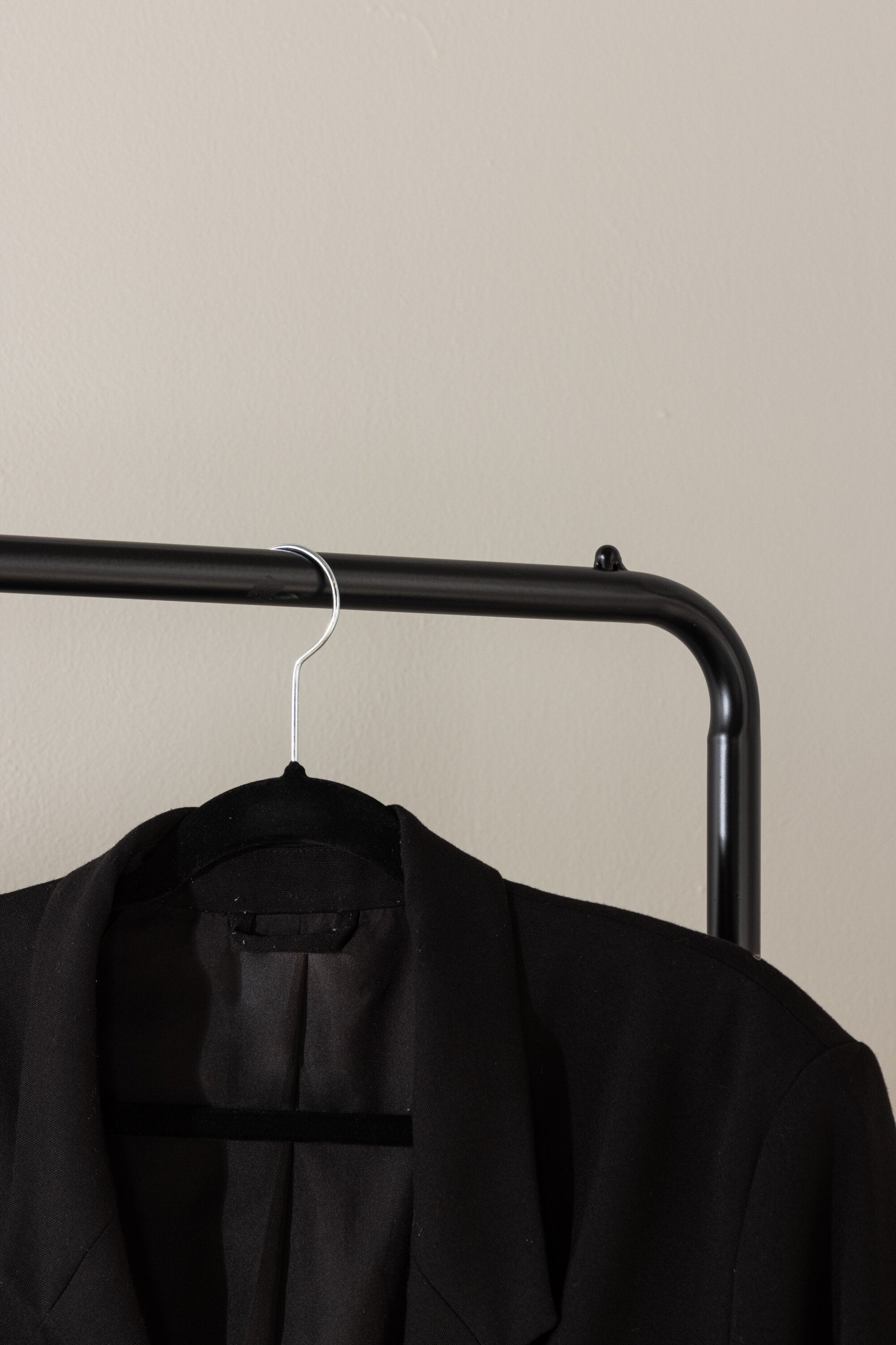 Quito Aufhänger in Schwarz präsentiert im Onlineshop von KAQTU Design AG. Kleiderständer ist von Venture Home
