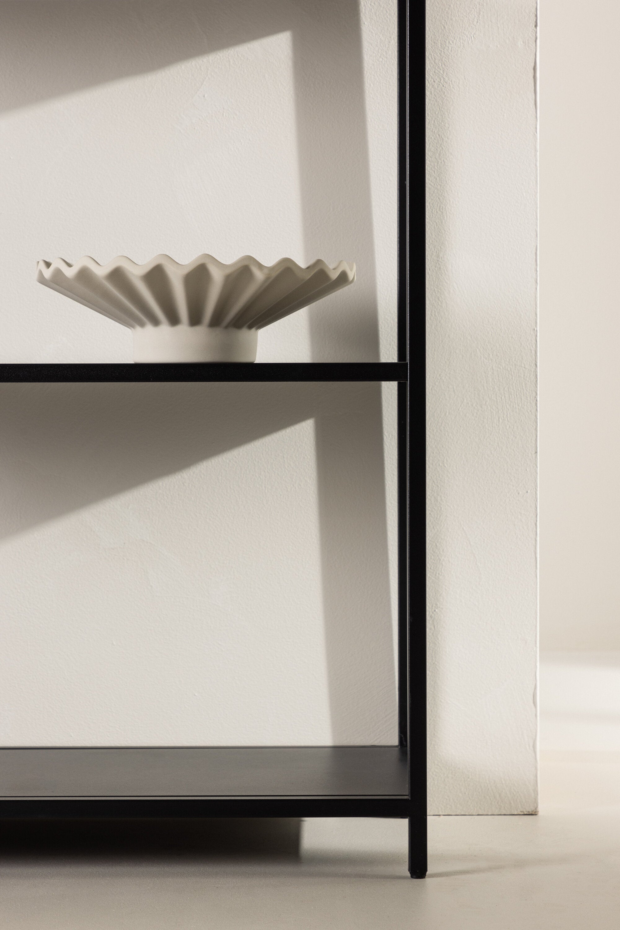 Montevido Regal in Schwarz präsentiert im Onlineshop von KAQTU Design AG. Standregal ist von Venture Home