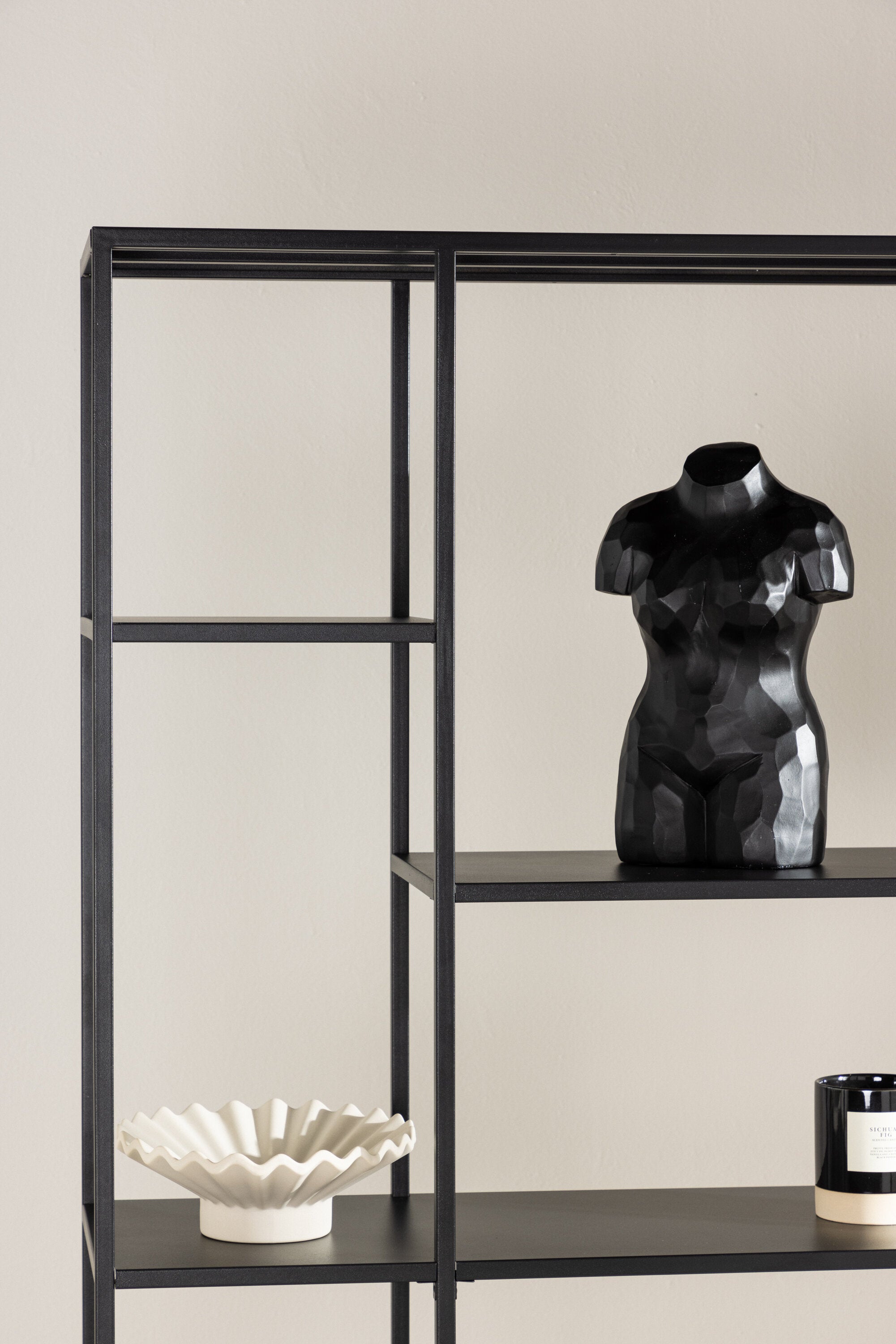 El Alto Regal in Schwarz präsentiert im Onlineshop von KAQTU Design AG. Standregal ist von Venture Home