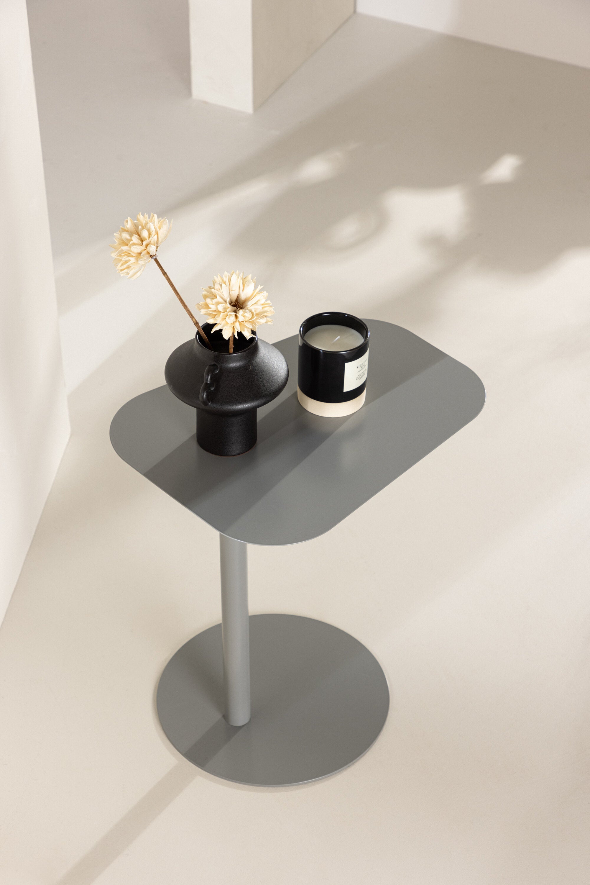 San Jose Beistelltisch in Hellgrau präsentiert im Onlineshop von KAQTU Design AG. Beistelltisch ist von Venture Home