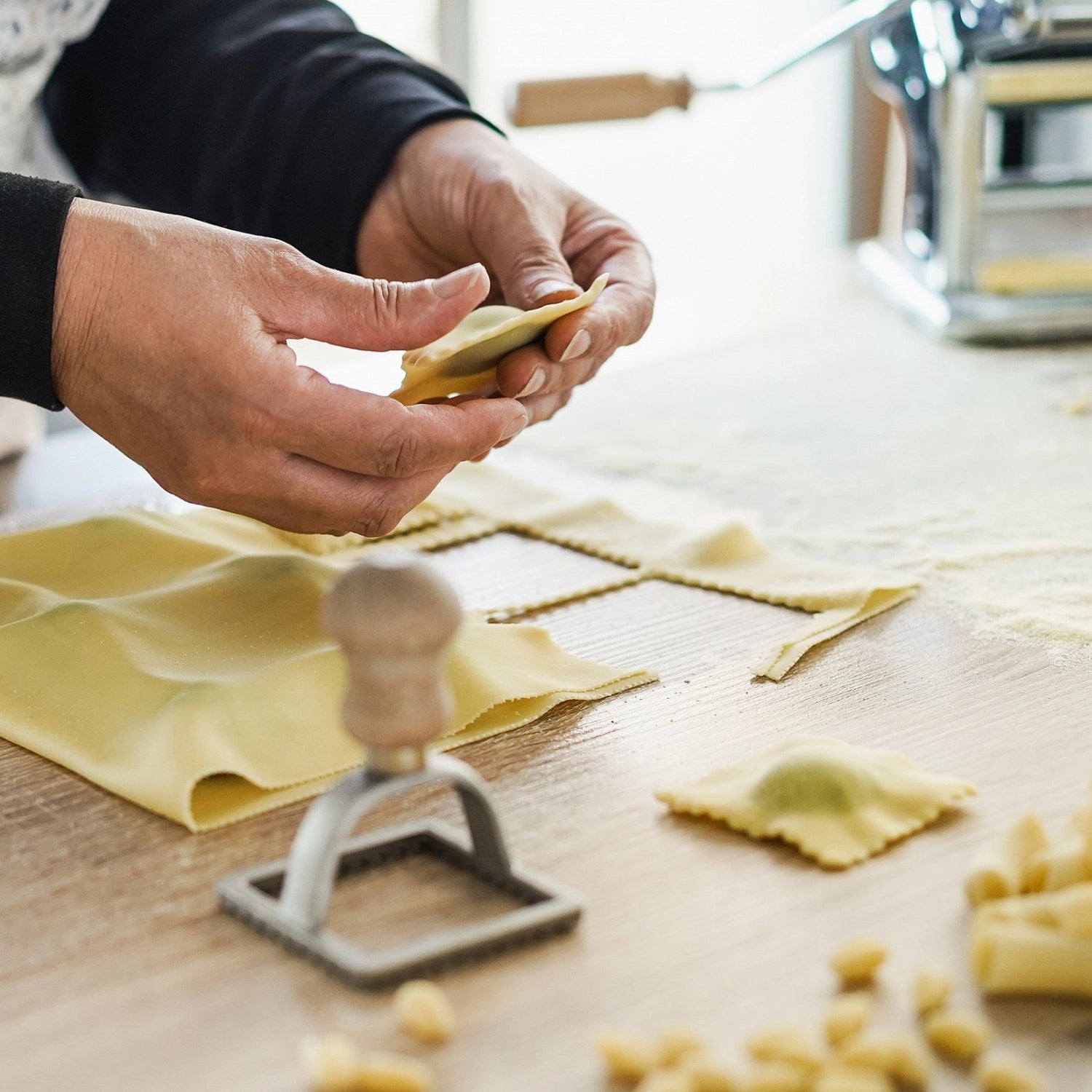 Quadratischer Ravioli Ausstecher Giulia in Beige von Westmark, ideal für die Zubereitung von frischen Ravioli in der heimischen Küche.