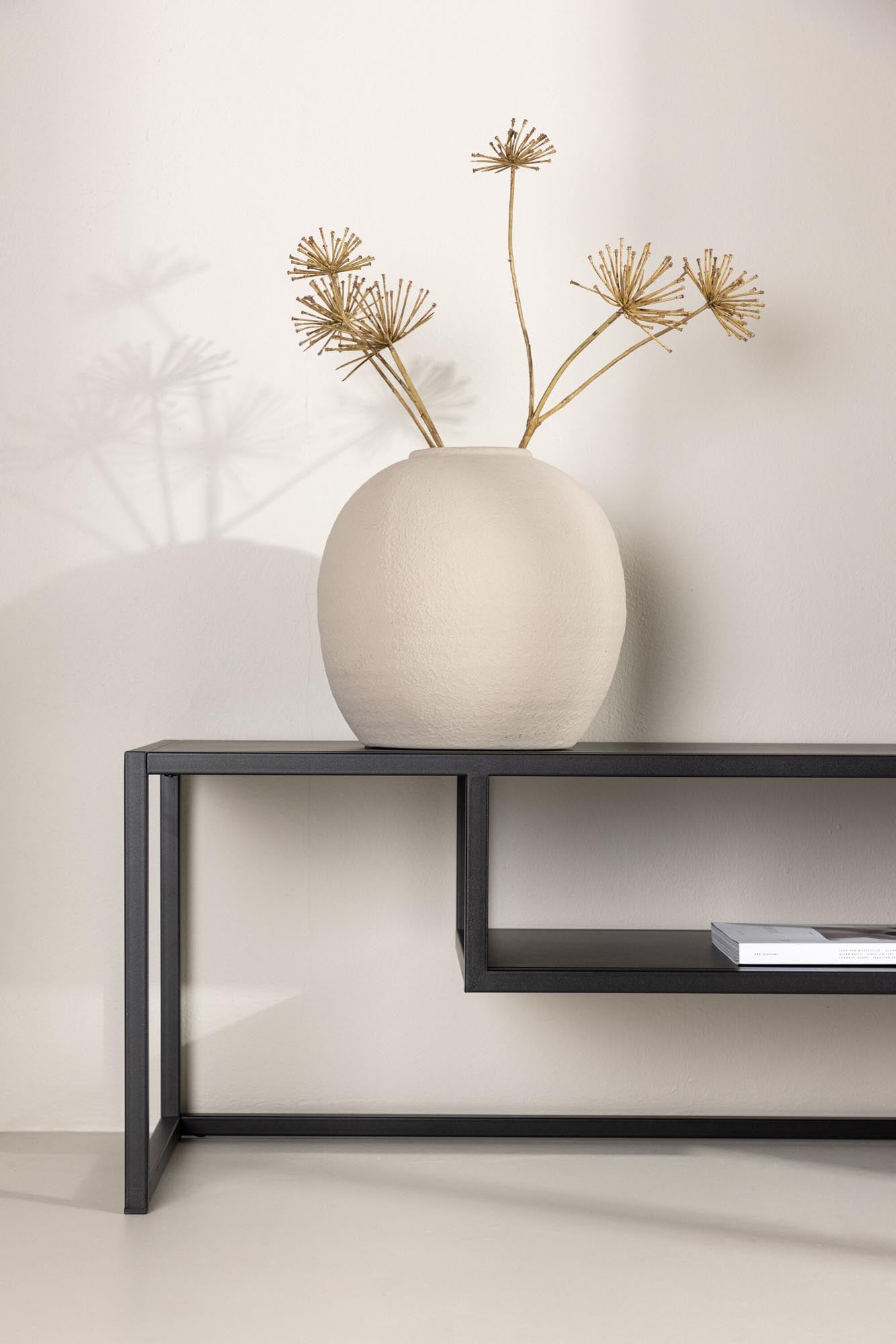 Moderner Riverside TV-Ständer von Venture Home: Stilvolles Sideboard aus beigem Stahl, ideal für ein aufgeräumtes und elegantes Wohnzimmer.