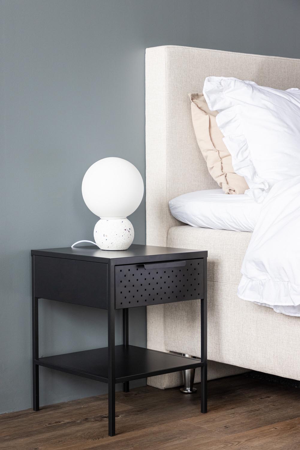 Sacramento Kommode in Schwarz präsentiert im Onlineshop von KAQTU Design AG. Nachttisch ist von Venture Home