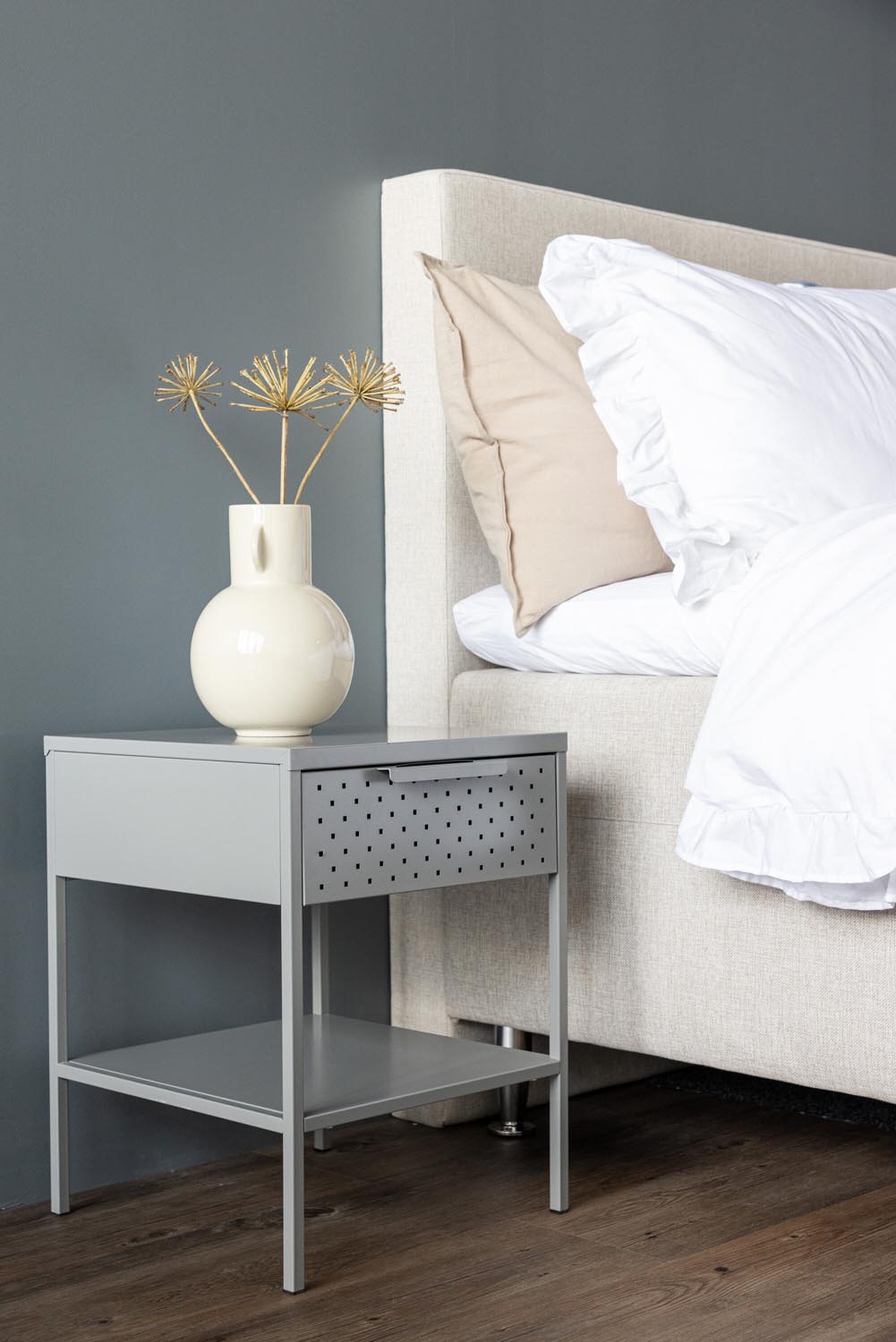 Sacramento Kommode in Hellgrau präsentiert im Onlineshop von KAQTU Design AG. Nachttisch ist von Venture Home