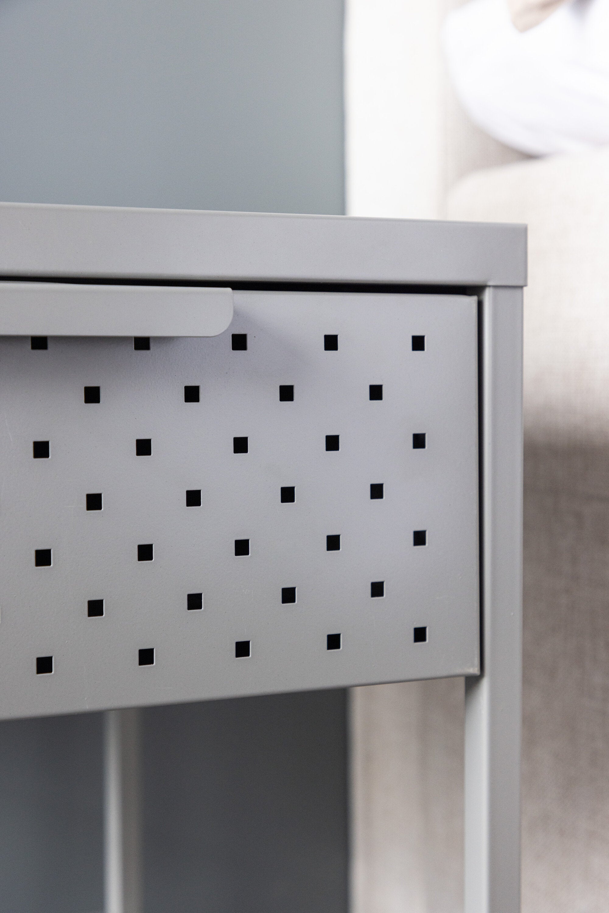 Sacramento Kommode in Hellgrau präsentiert im Onlineshop von KAQTU Design AG. Nachttisch ist von Venture Home